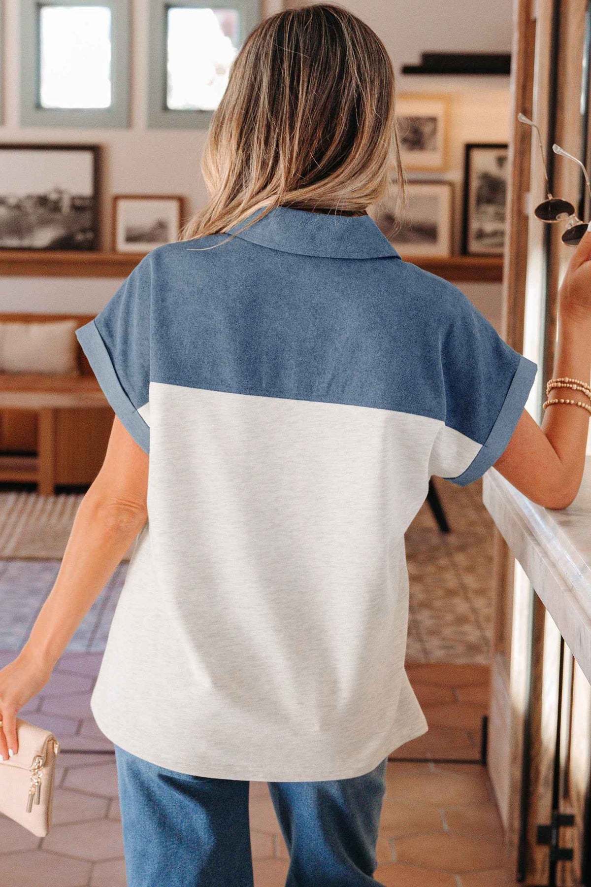 Polo en denim patchwork bicolore pour femme, vue de dos, bleu en haut, blanc en bas