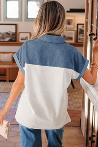 Polo en denim patchwork bicolore pour femme, vue de dos, bleu en haut, blanc en bas