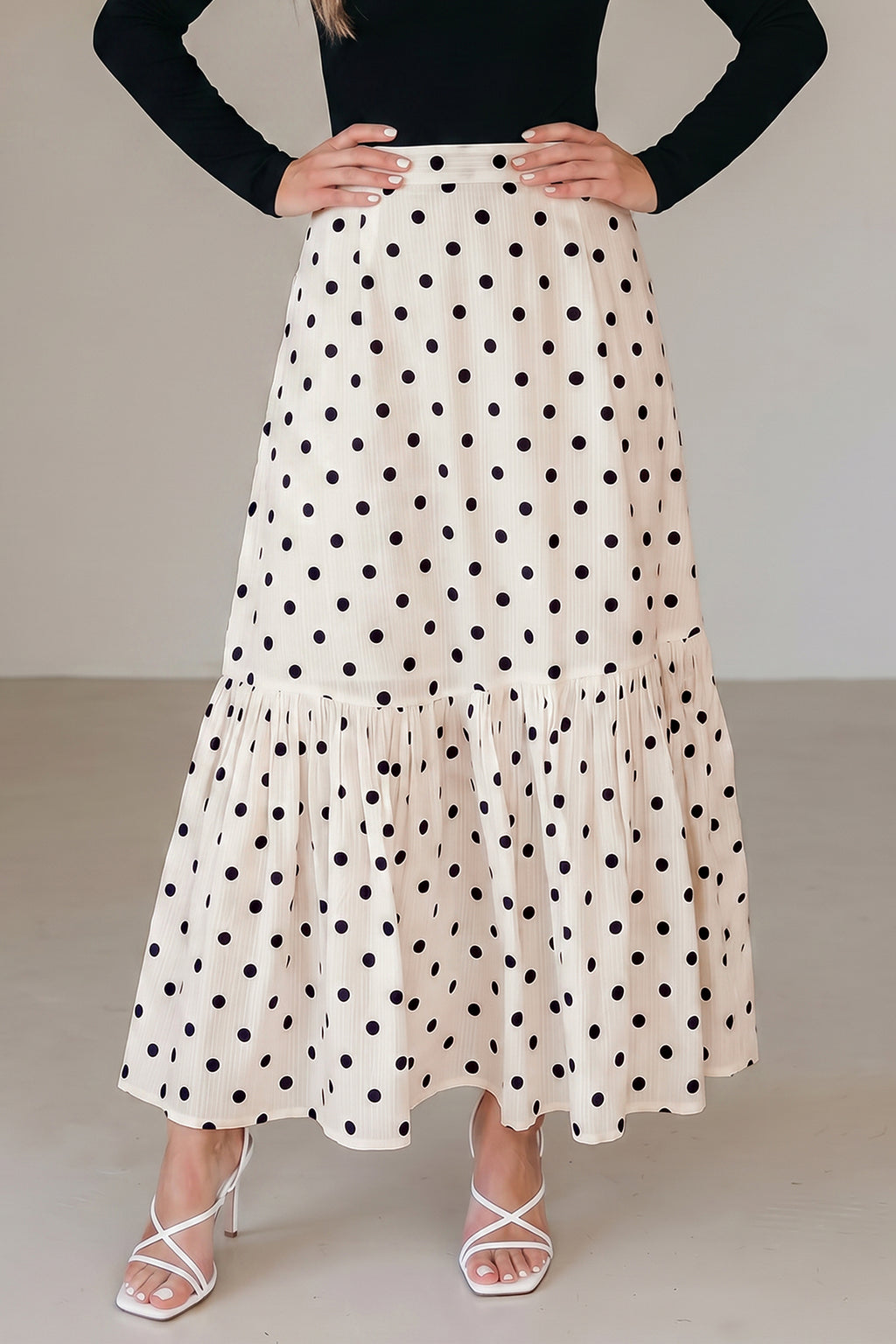 Jupe longue blanche à pois noirs, volants en étages et ceinture froncée