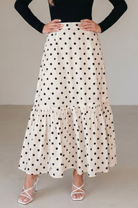 Jupe longue blanche à pois noirs, volants en étages et ceinture froncée