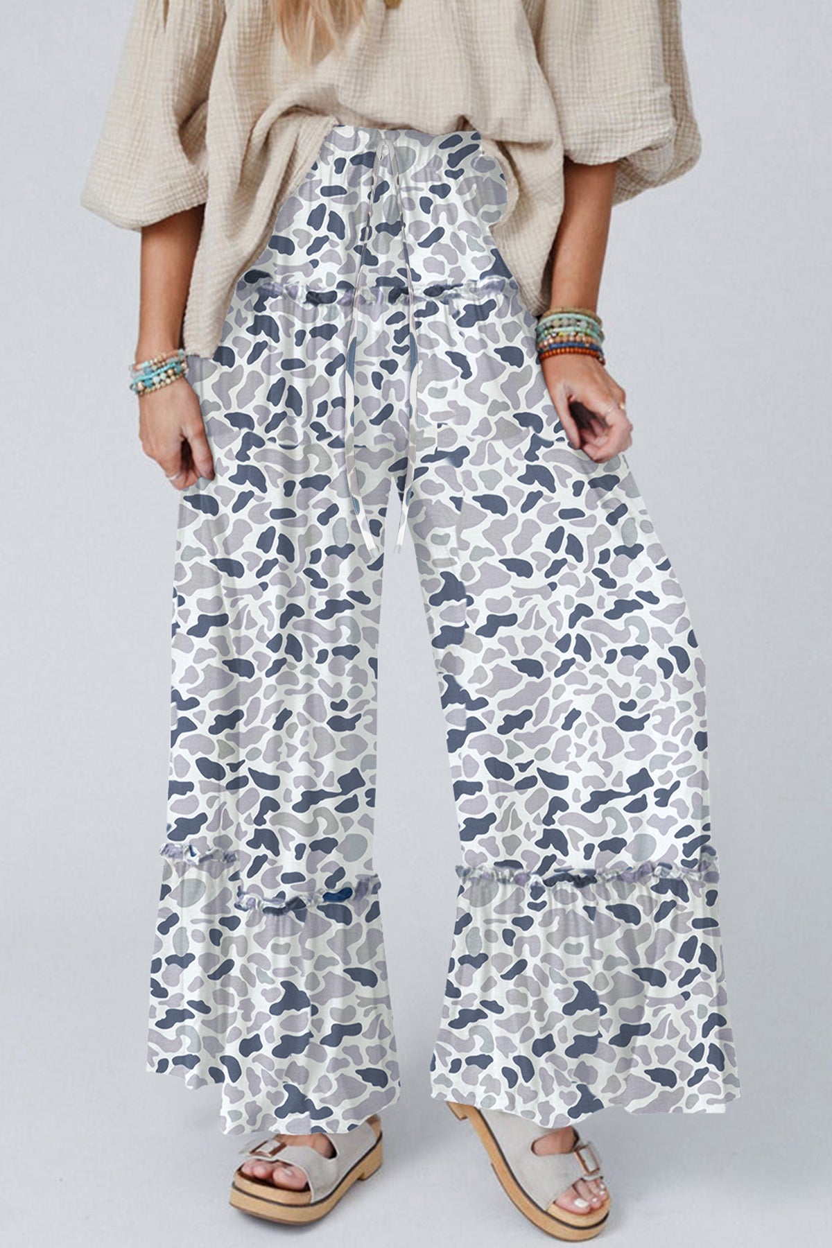 Pantalon ample camouflage bleu clair, taille élastique et bas volantés