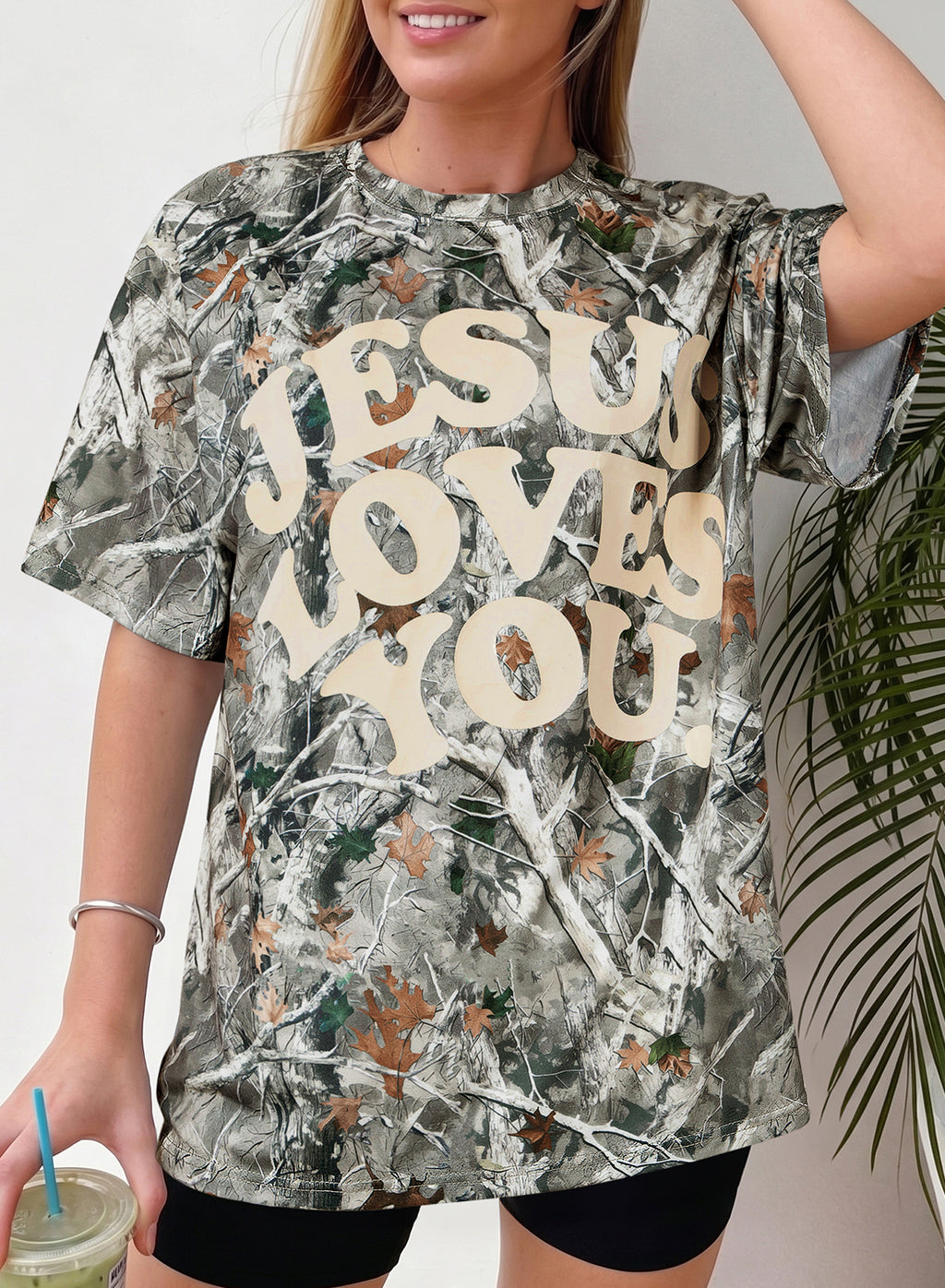 T-shirt femme gris clair à imprimé « JESUS » sur fond gris, manches courtes