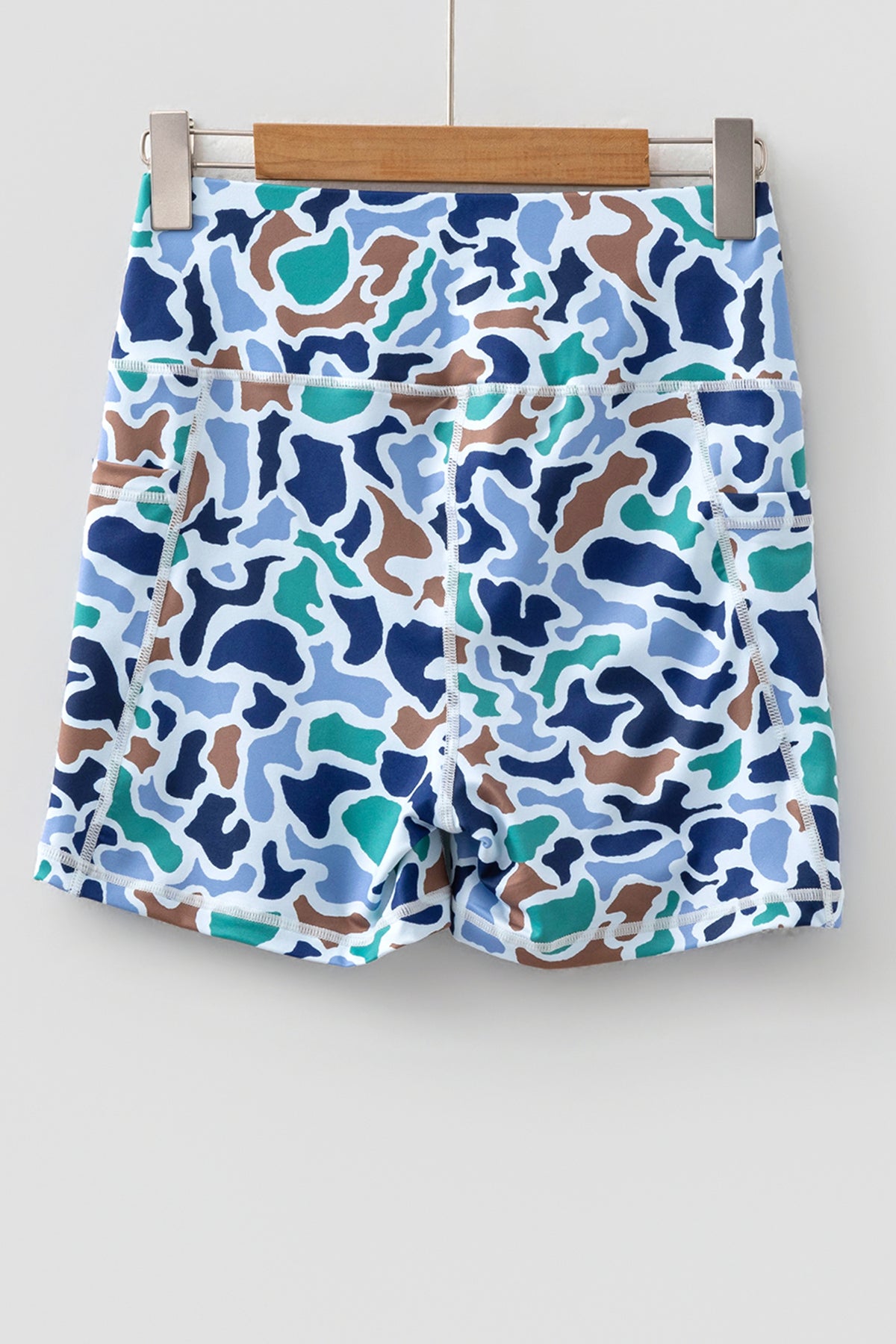 Short cycliste imprimé camouflage bleu, couture visible, taille et ourlet élastiques.