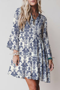 Robe mini beige à motifs bleu, manches 3/4 évasées, encolure boutonnée
