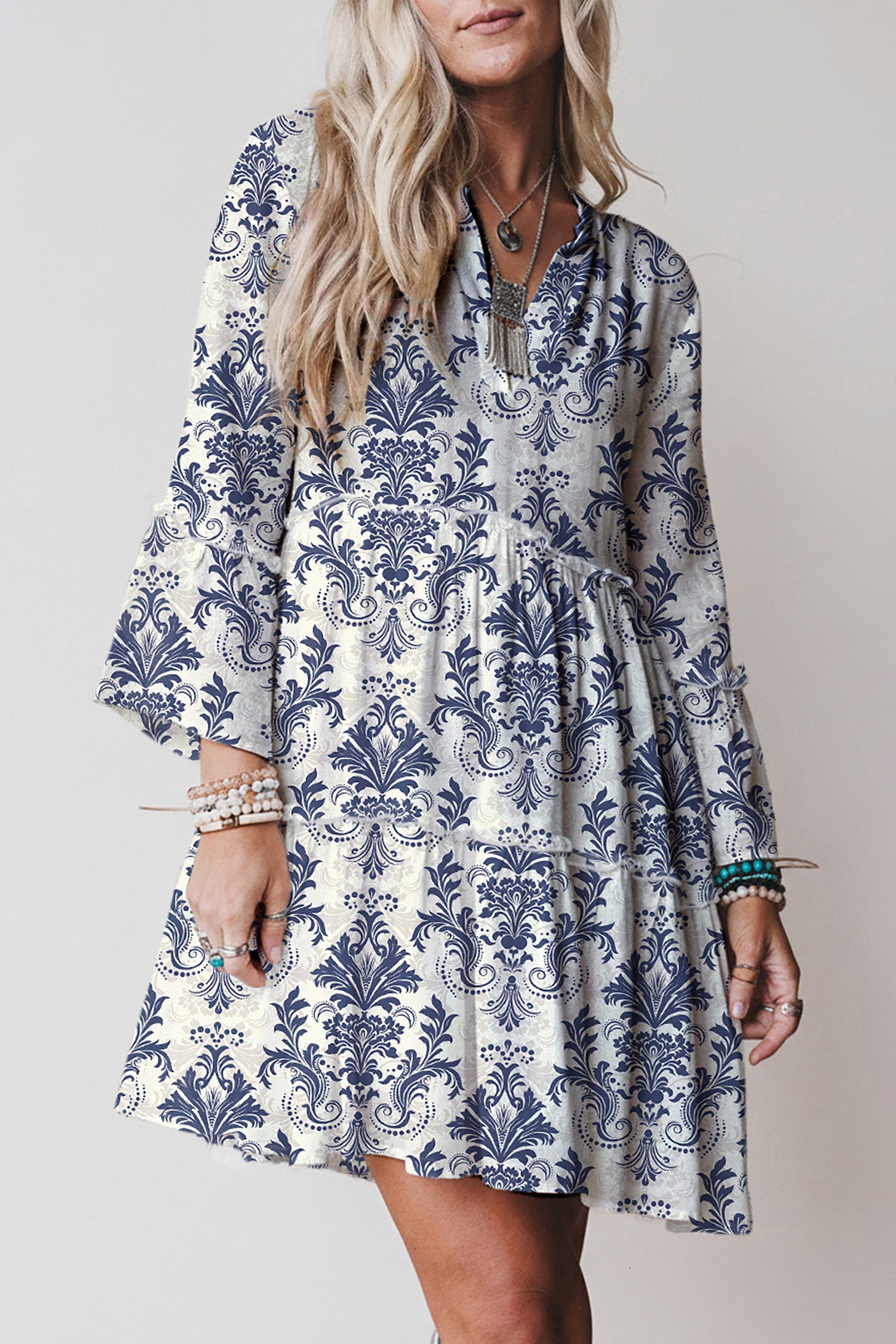 Robe mini beige à motifs bleu, manches 3/4 évasées, encolure boutonnée