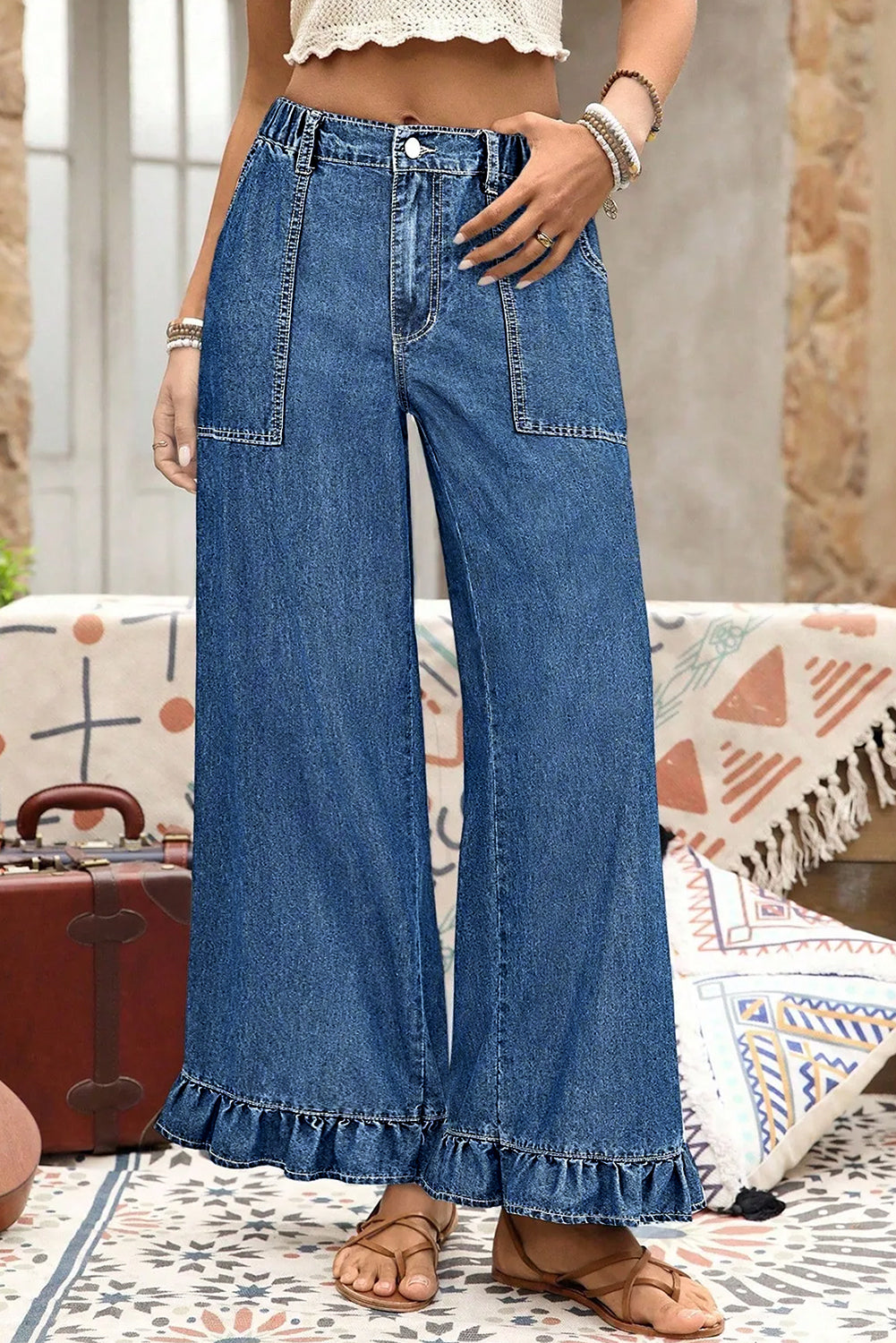 Pantalon jean bleu ample, taille élastique, poches avant et ourlet volanté