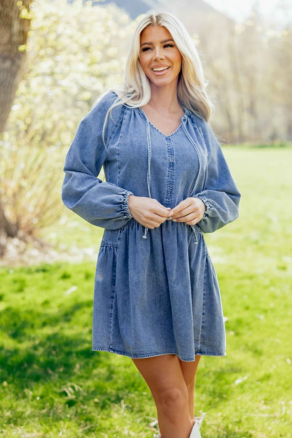 Robe en jean bleu denim, col V et volants au buste, manches bouffantes