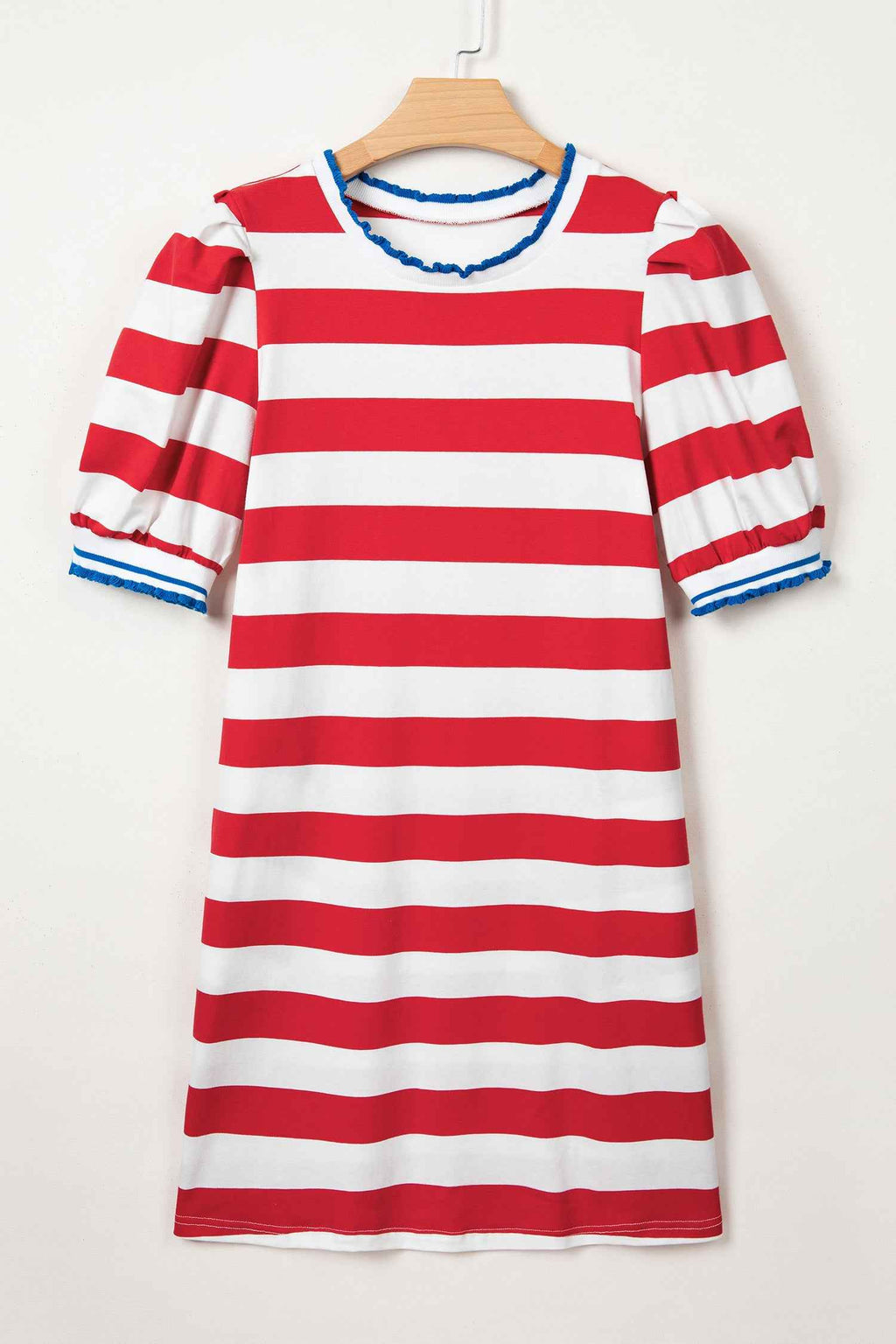 Robe mini rayée rouge et blanche, col rond, manches bouffantes courtes.
