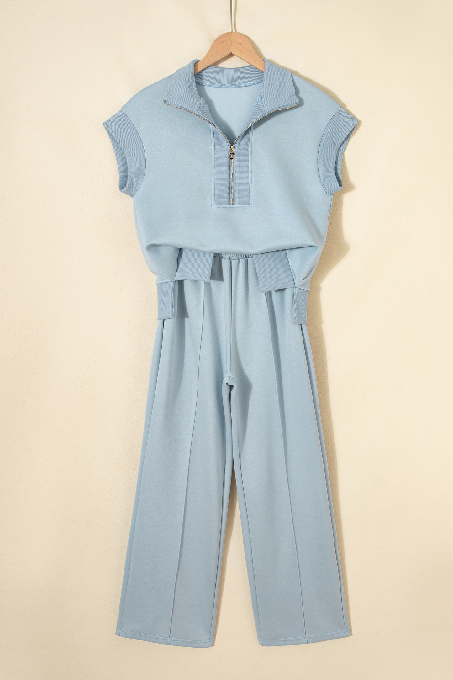 Ensemble détente femme polo zippé bleu ciel et pantalon large, vue de face