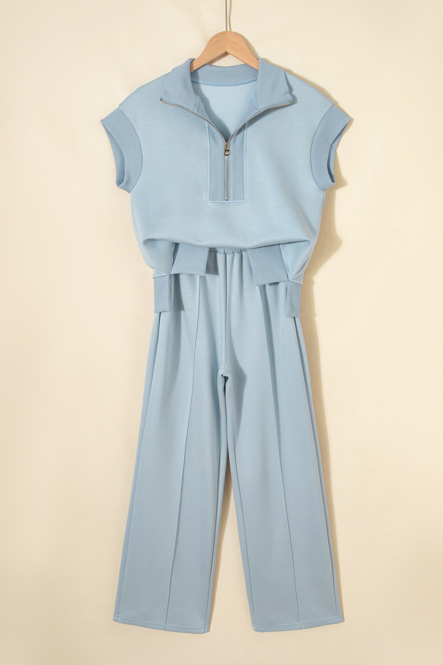 Ensemble détente femme polo zippé bleu ciel et pantalon large, vue de face