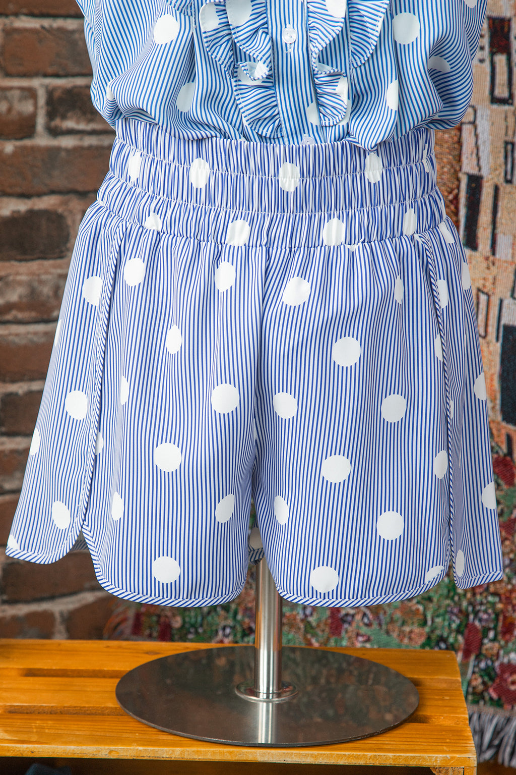 Combishort à taille haute bleu ciel à pois blancs, bas ample, fermeture boutonnée