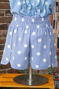 Combishort à taille haute bleu ciel à pois blancs, bas ample, fermeture boutonnée