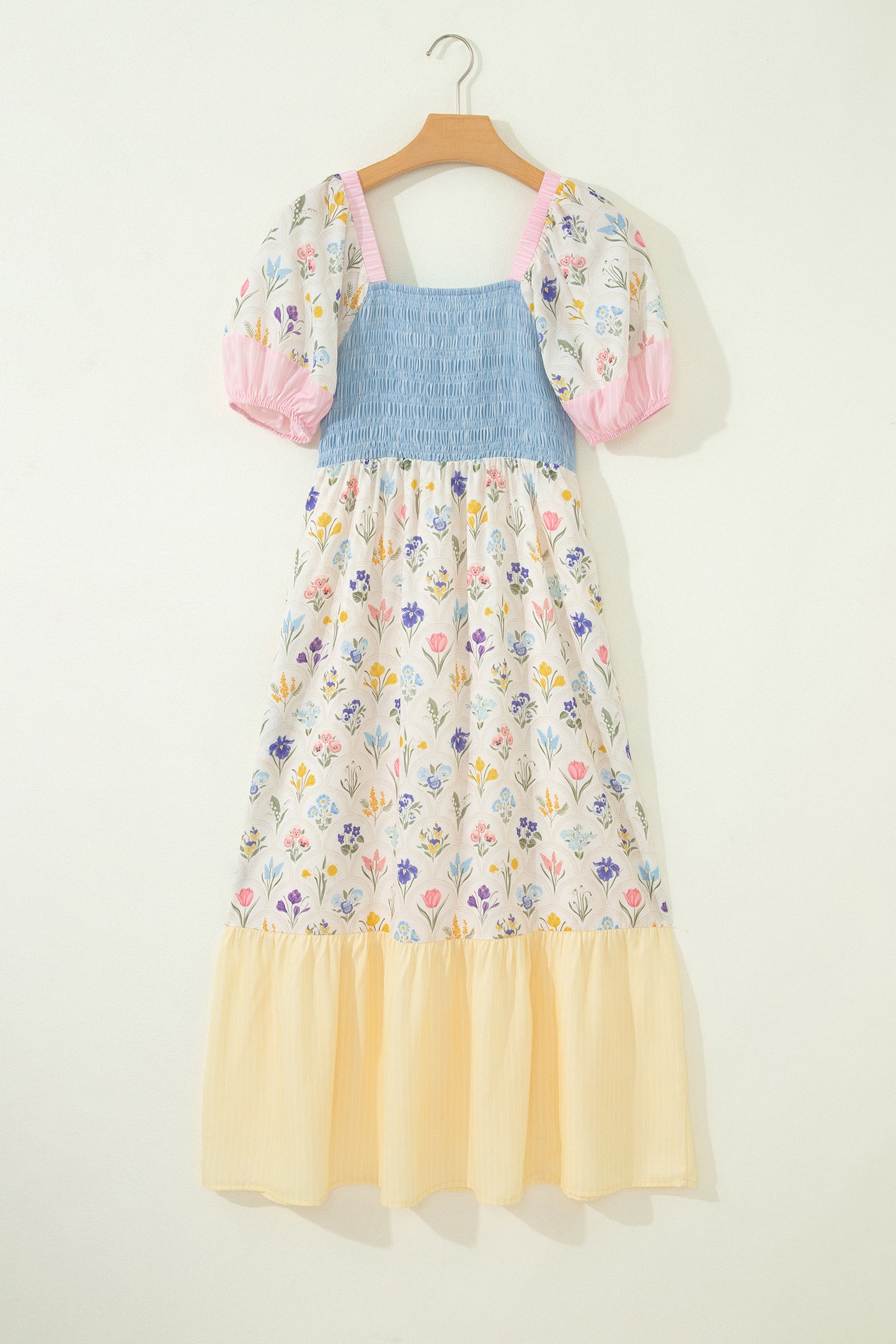 robe longue florale femme multicolore patchwork col carré vue face sur un cintre