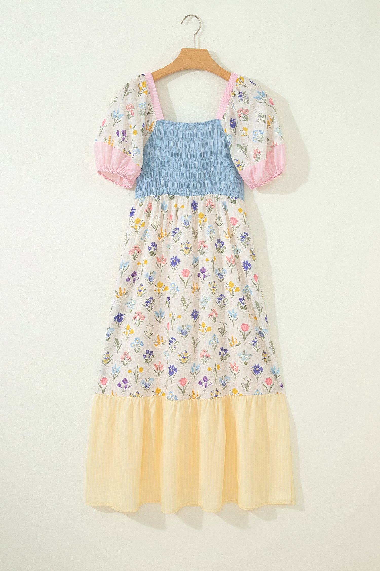 robe longue florale femme multicolore patchwork col carré vue face sur un cintre