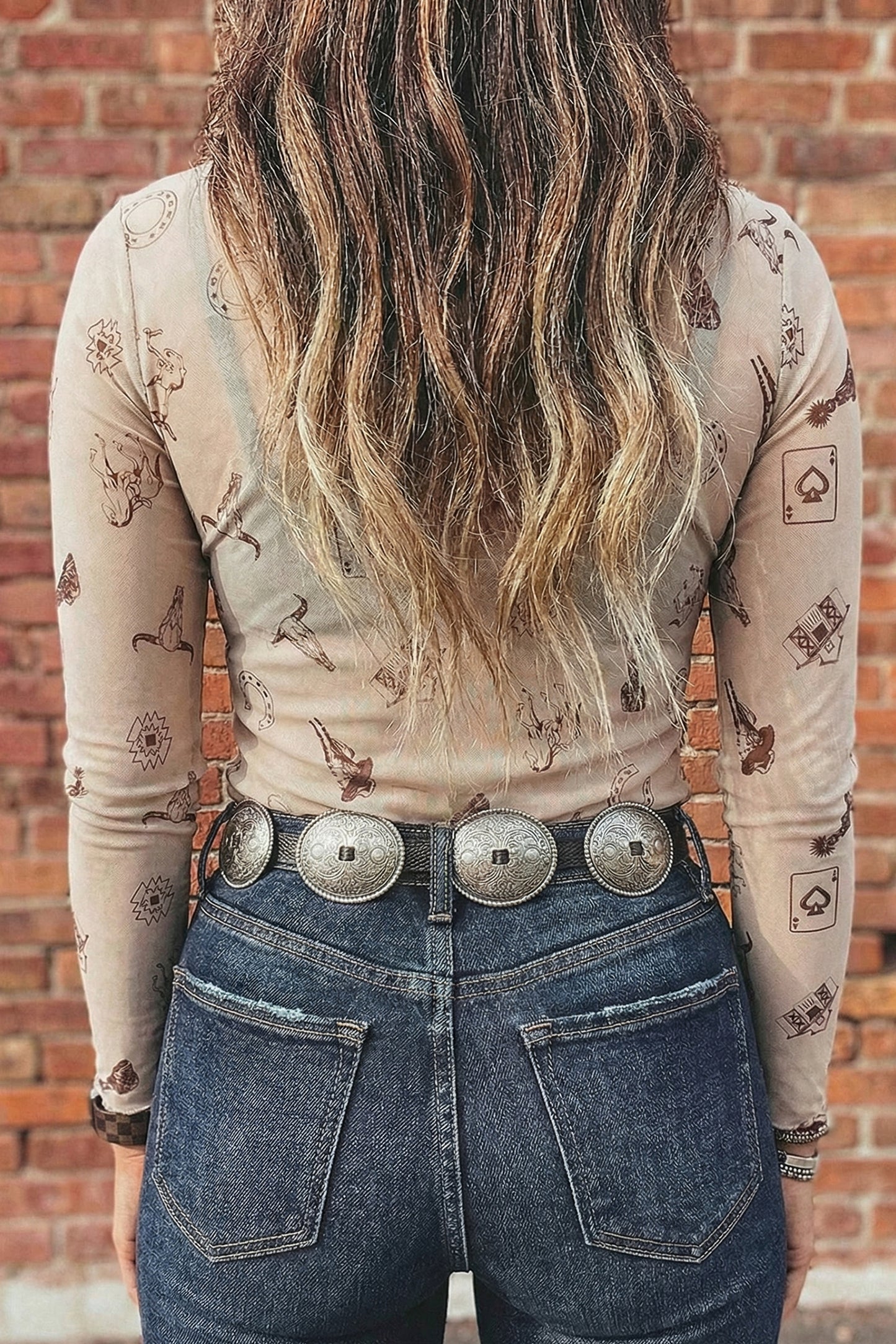 Haut femme manches longues au dos, maille beige à motifs, col près du cou.