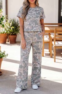 Ensemble haut et pantalon ample camouflage clair, manches courtes et taille élastique