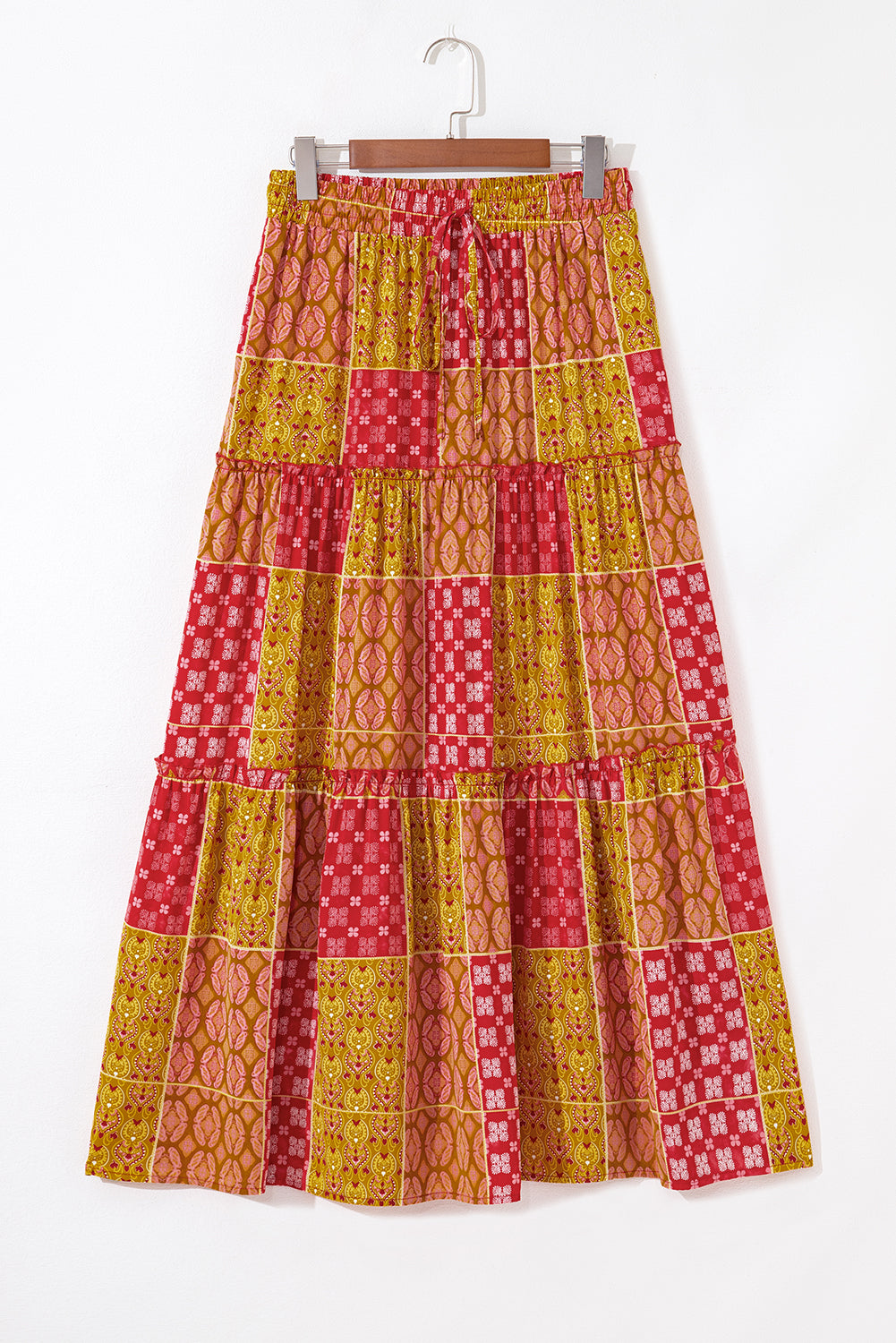 Jupe maxi patchwork à volants, motifs paisley rouge et jaune, fond orange