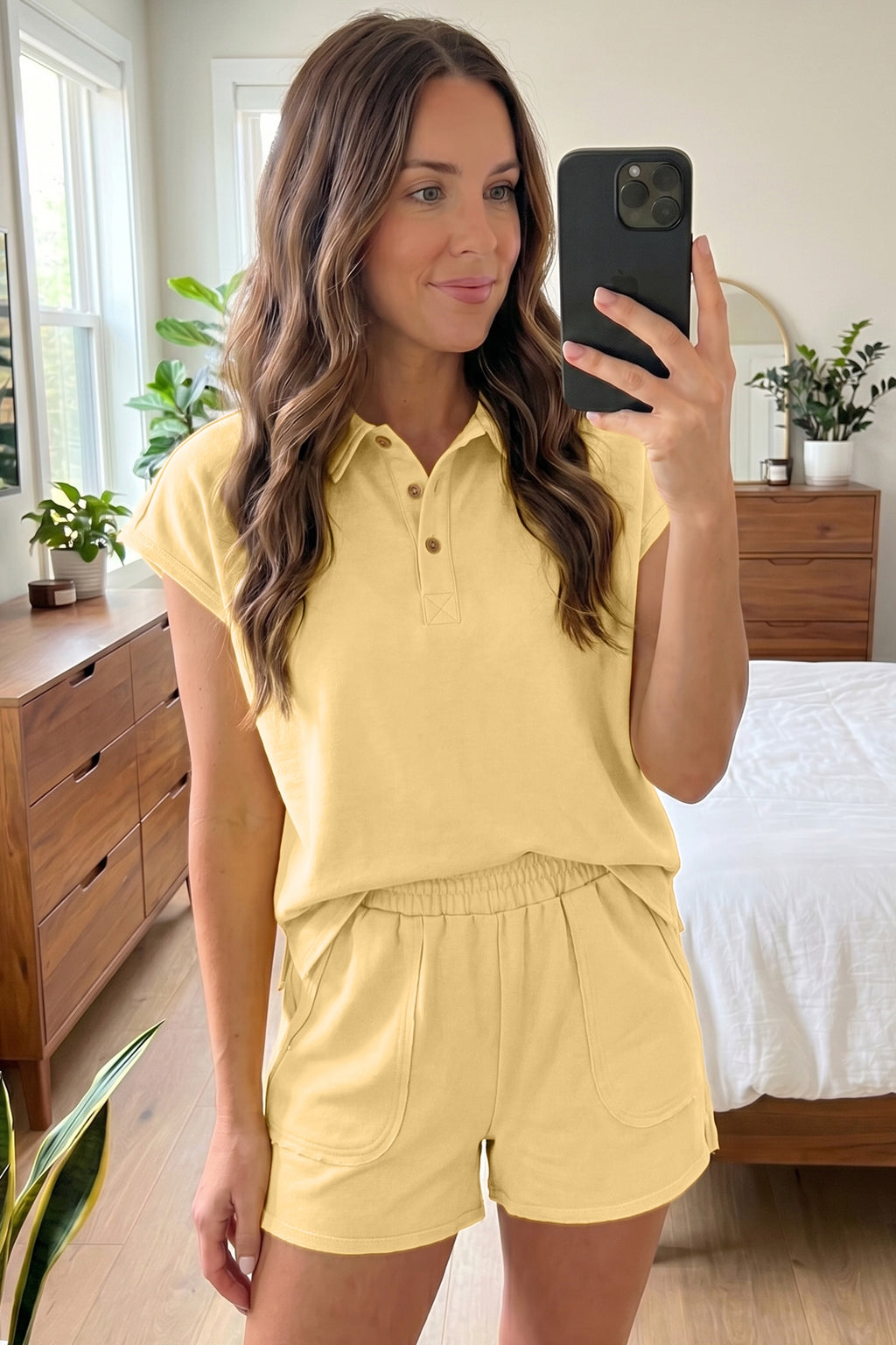 Ensemble polo et short pour femme jaune, polo col boutonné et short avec poches latérales.