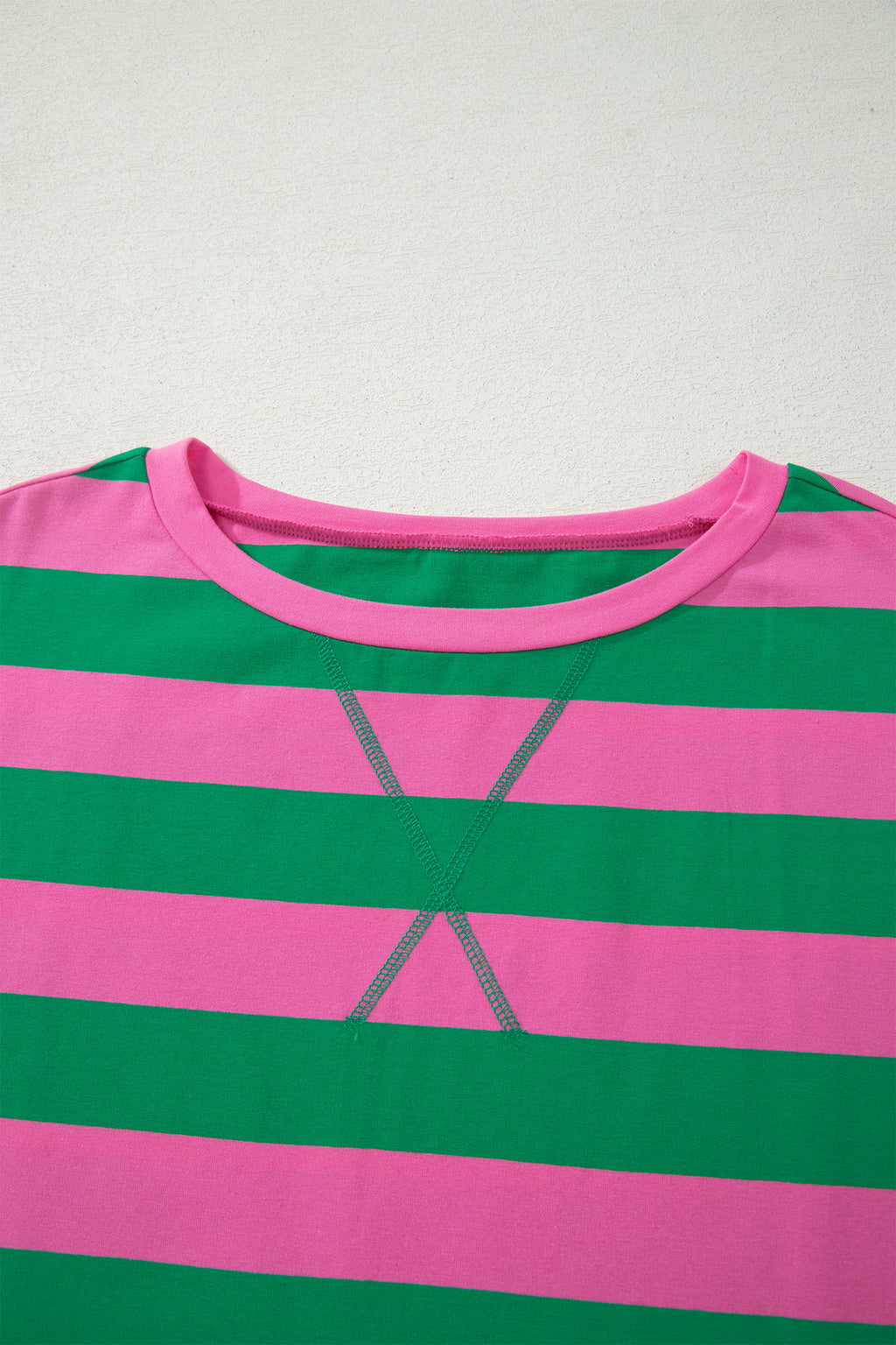 T-shirt rayé vert et rose, encolure ronde et couture sur le buste