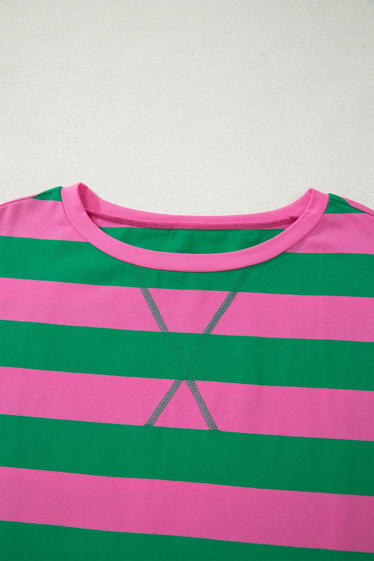 T-shirt rayé vert et rose, encolure ronde et couture sur le buste
