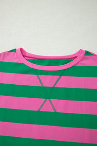 T-shirt rayé vert et rose, encolure ronde et couture sur le buste
