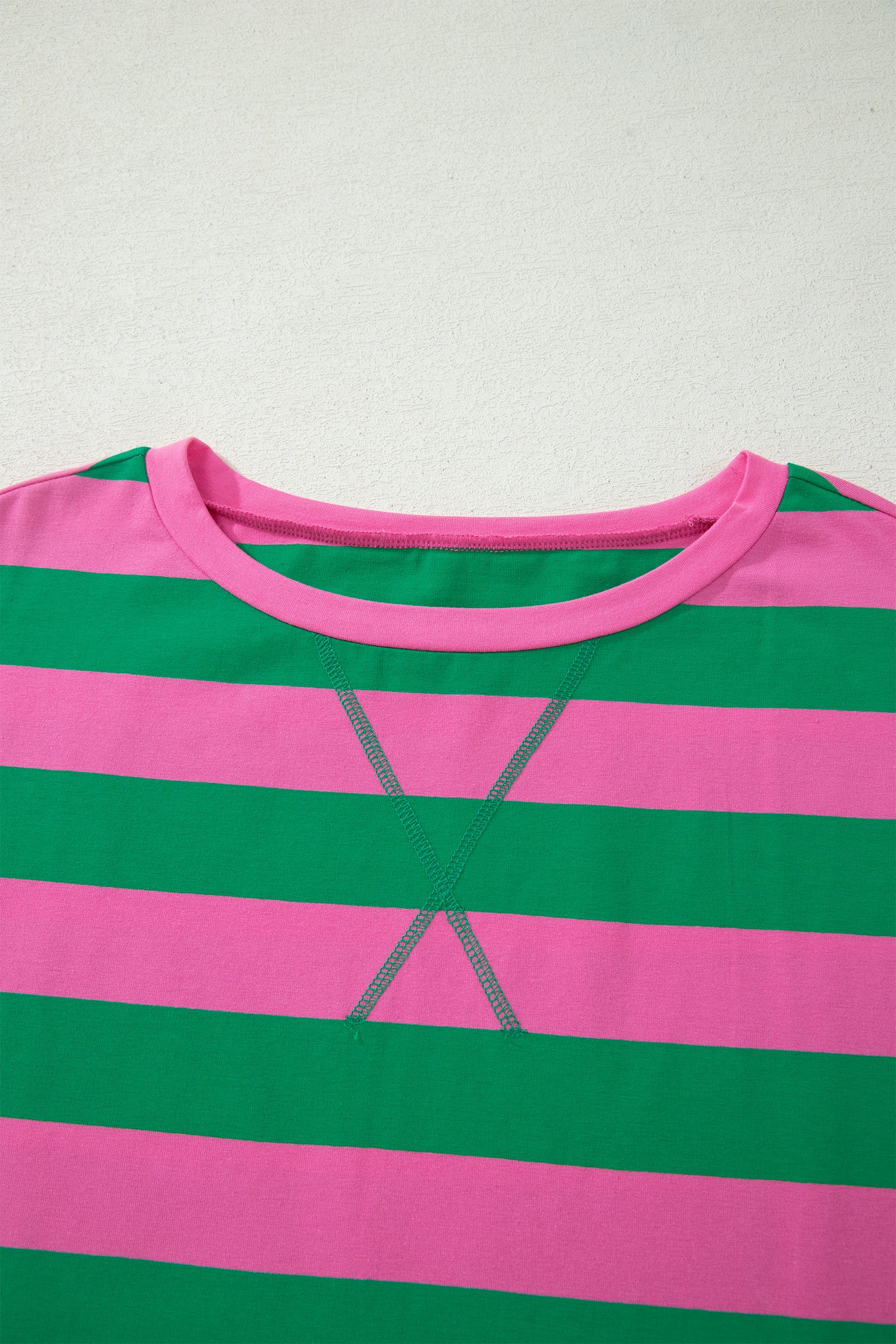 T-shirt rayé vert et rose, encolure ronde et couture sur le buste