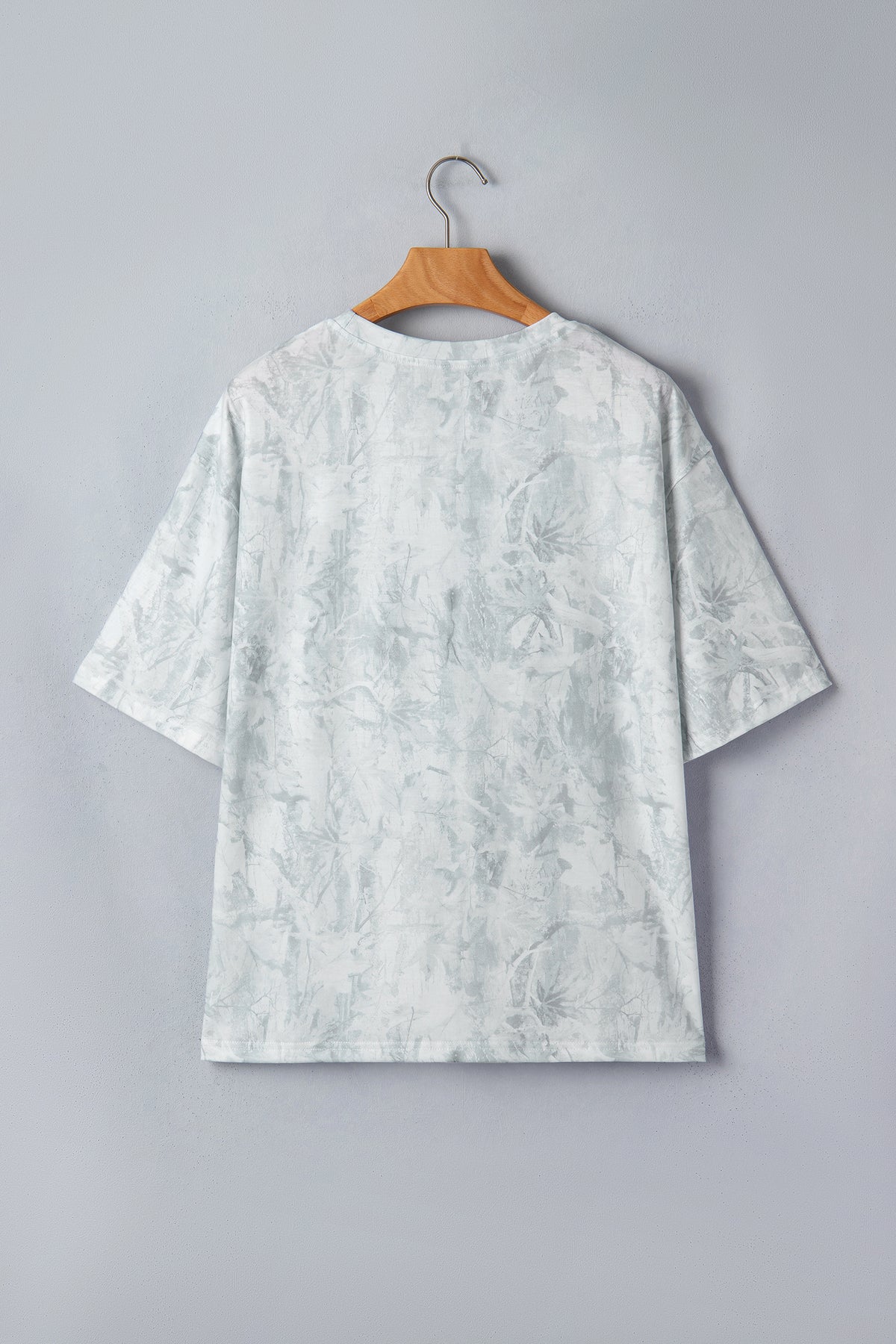 T-shirt gris clair à manches courtes, dos avec motif discret