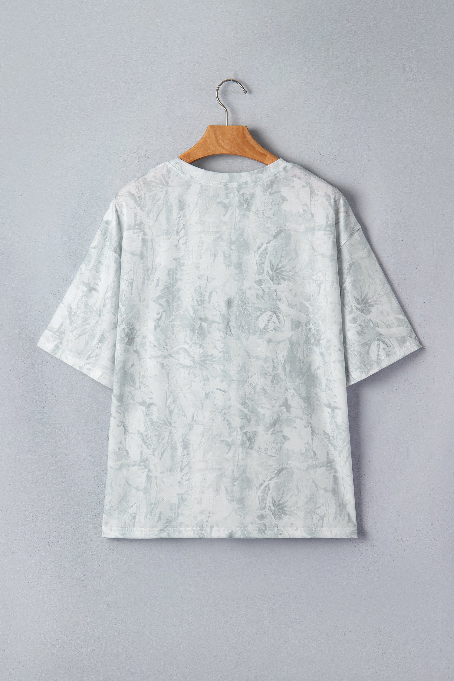 T-shirt gris clair à manches courtes, dos avec motif discret
