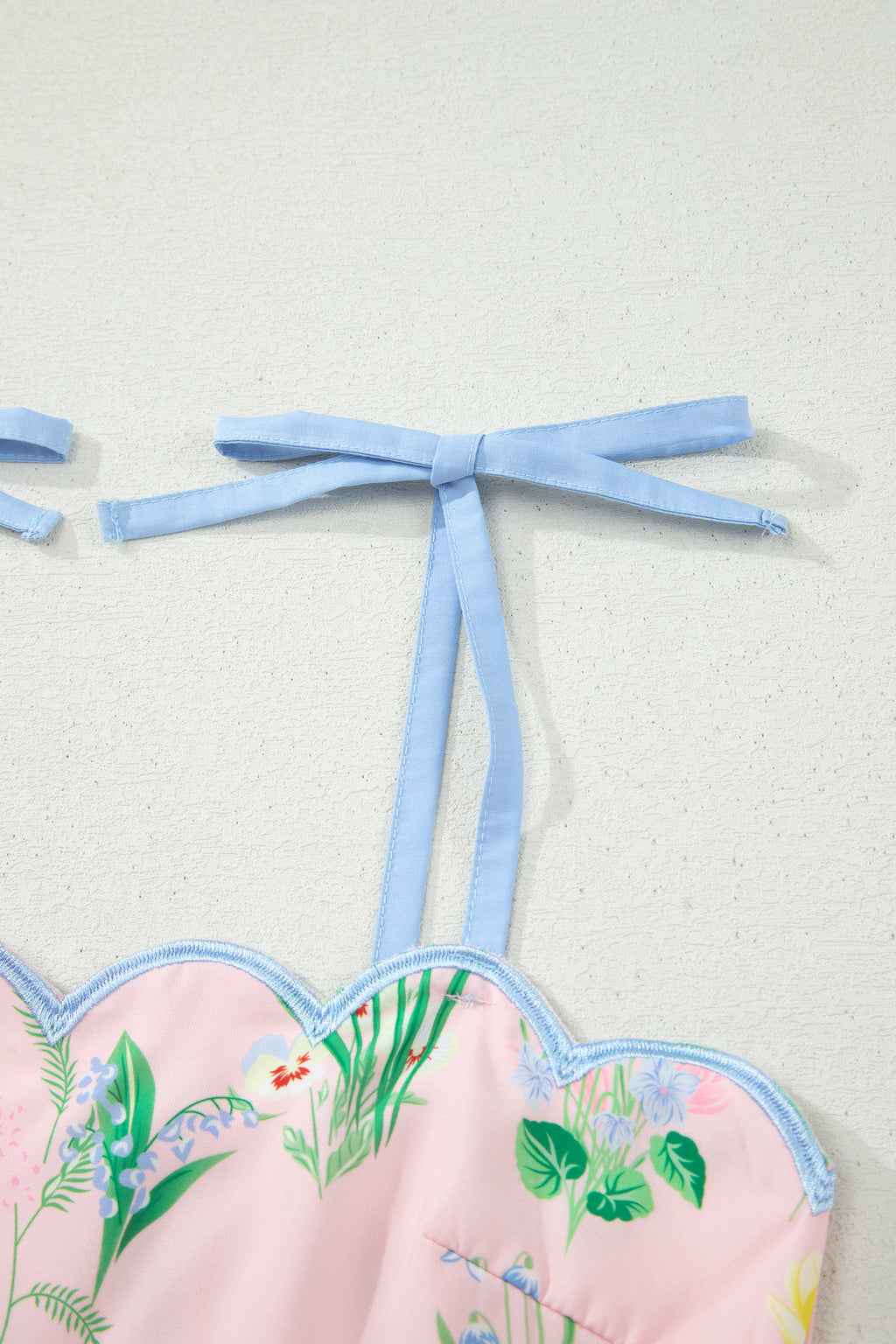 Haut de robe rose à bretelles nouées bleues, imprimé floral, fronces élastiques.