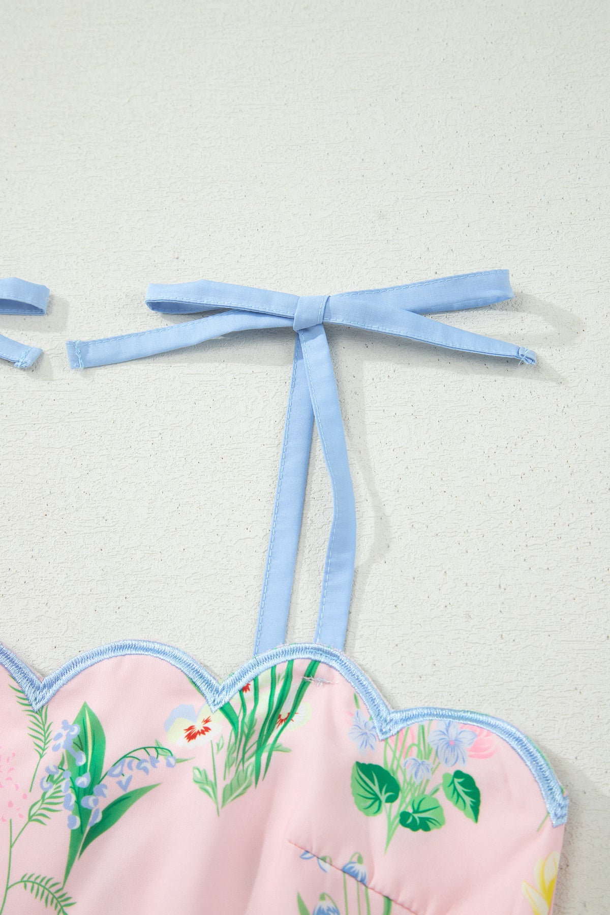 Haut de robe rose à bretelles nouées bleues, imprimé floral, fronces élastiques.