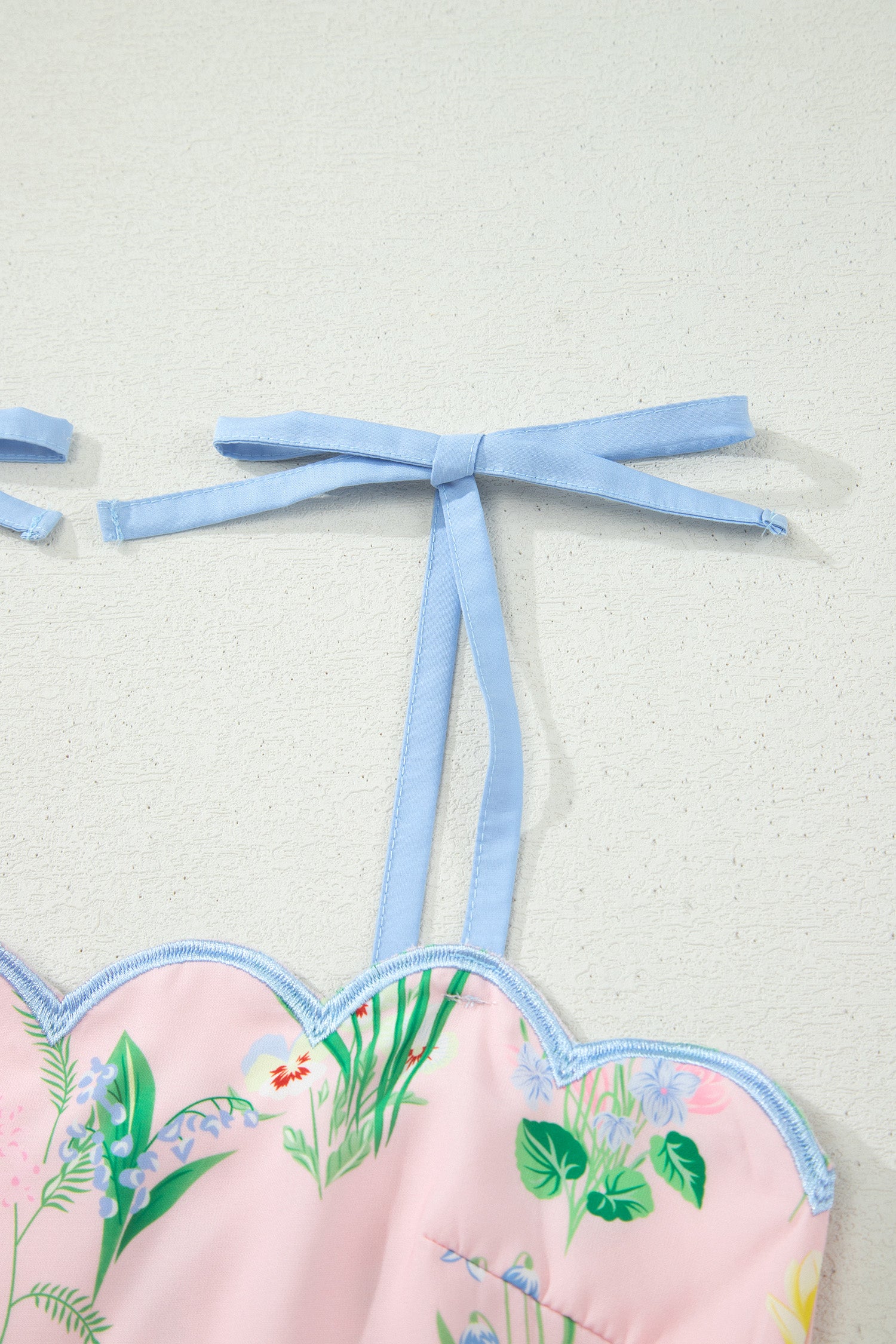 Haut de robe rose à bretelles nouées bleues, imprimé floral, fronces élastiques.