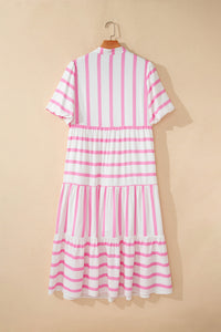 Robe maxi rayée rose et blanche, dos à rayures verticales, jupe étagée, manches courtes