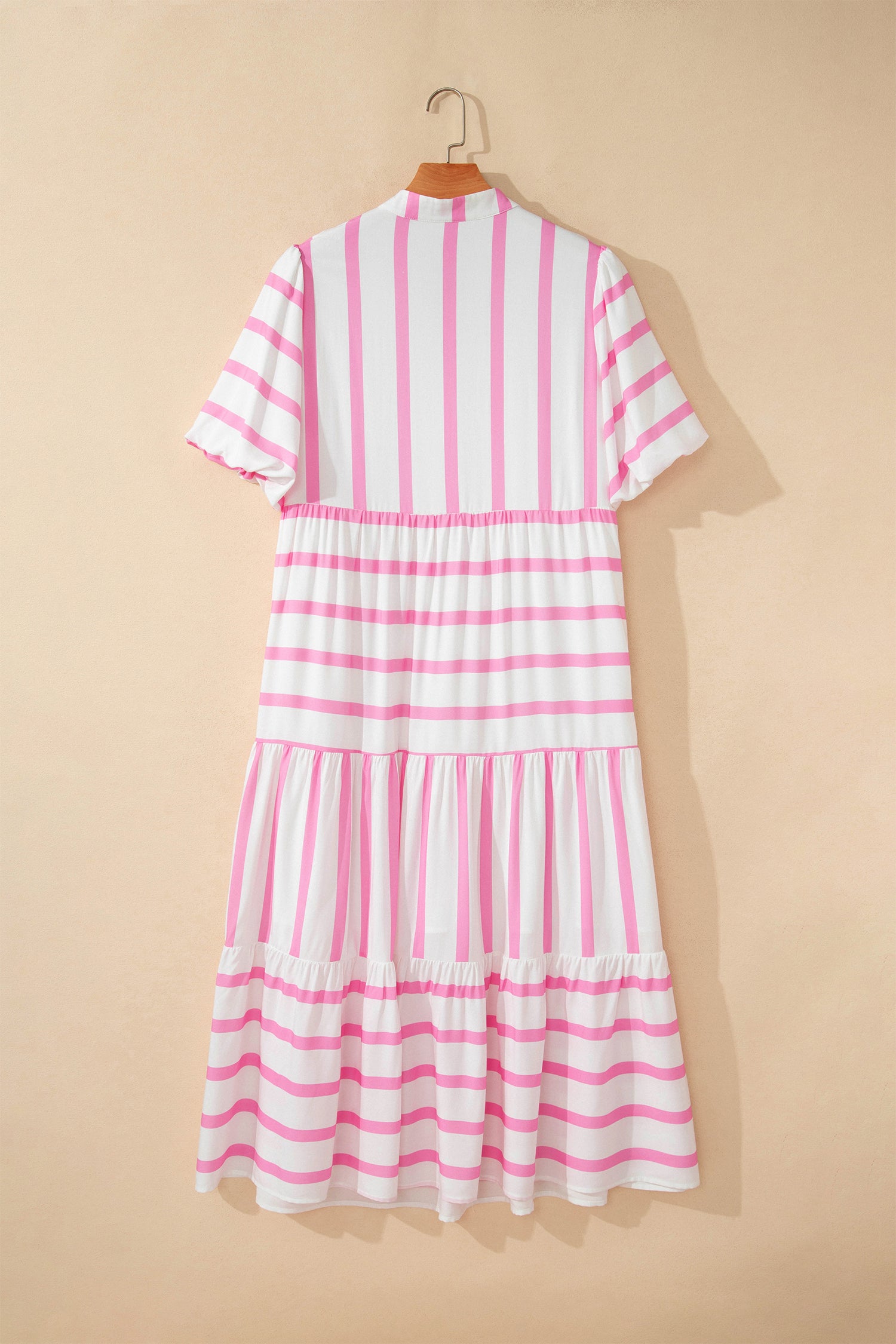 Robe maxi rayée rose et blanche, dos à rayures verticales, jupe étagée, manches courtes