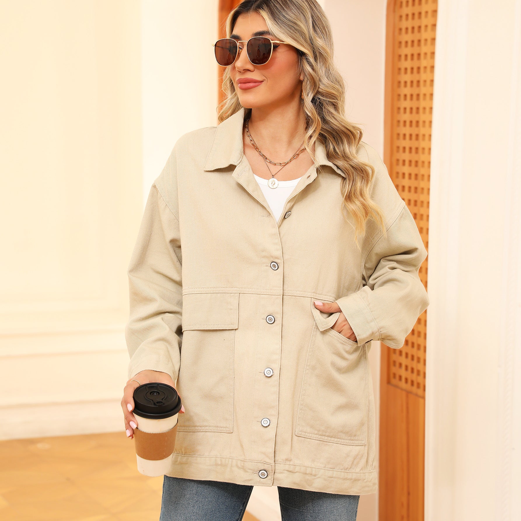 Veste beige pour femme, manches longues, fermeture boutonnée, poches plaquées
