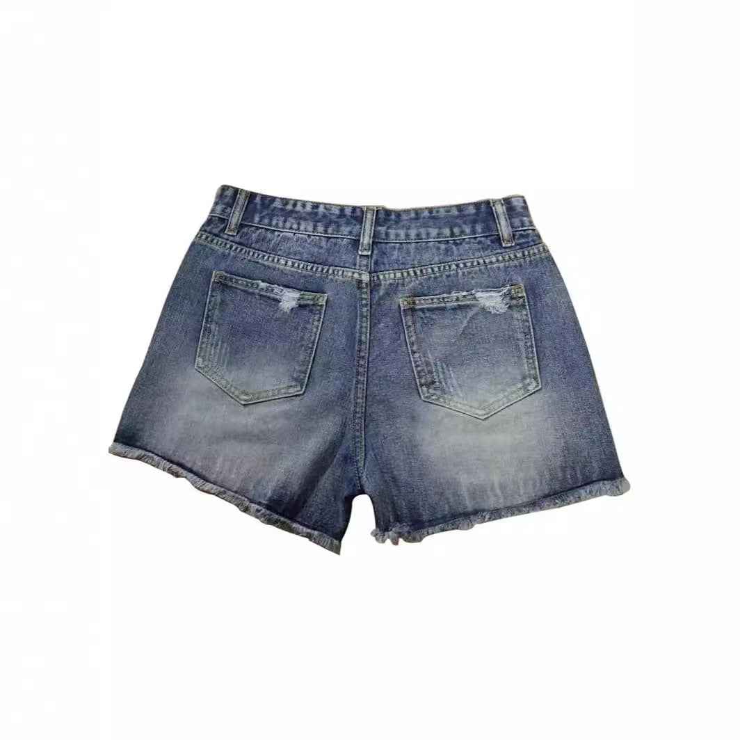 Short en jean bleu avec poches avant et effet délavé, bas effiloché.