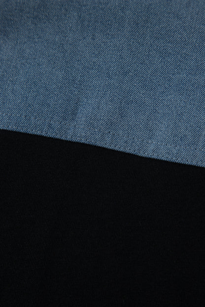 Haut polo bicolore en denim, empiècement supérieur bleu et base noire.