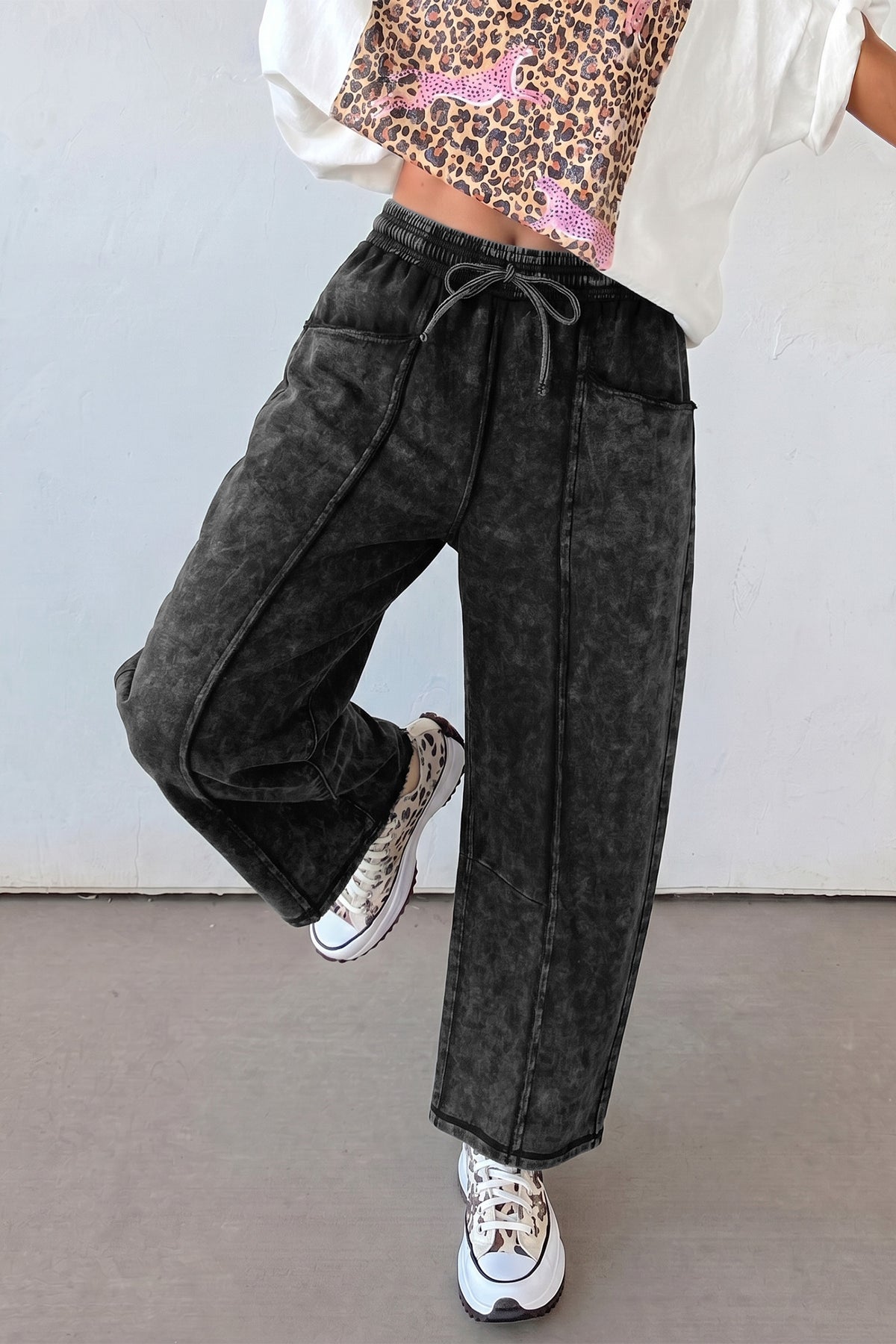Pantalon ample noir délavé minéral, jambe large, taille élastique à cordon, poches devant