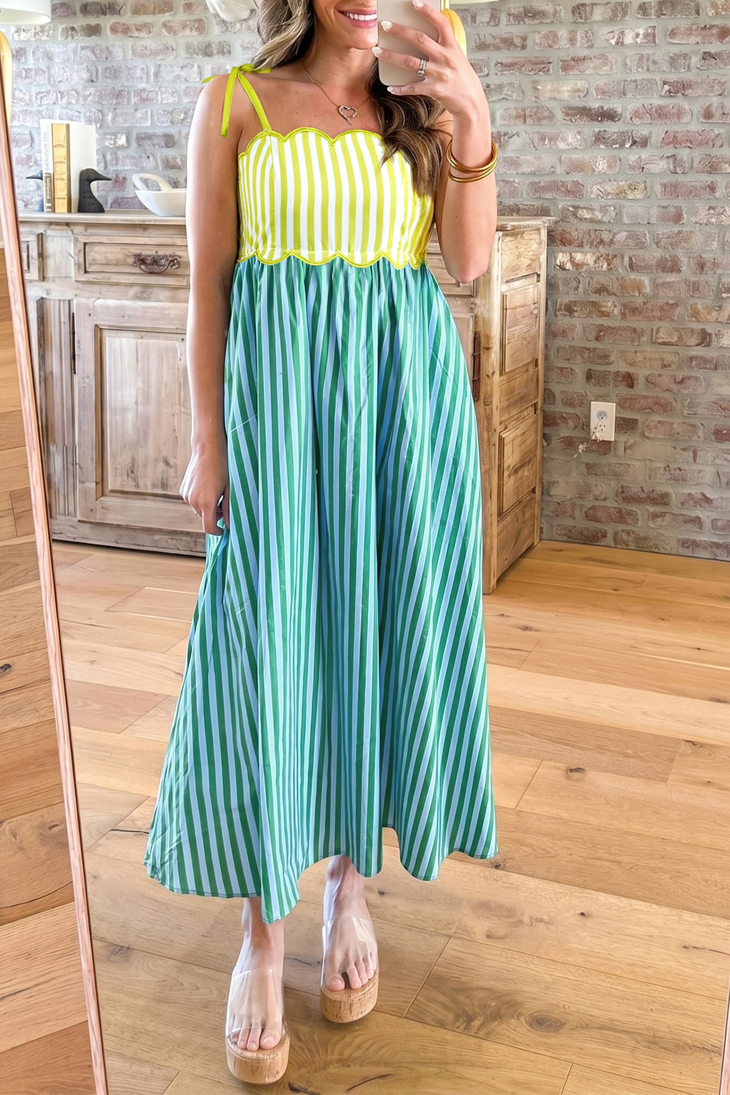 Robe longue sans manches rayée vert et jaune, buste élastiqué, jupe évasée