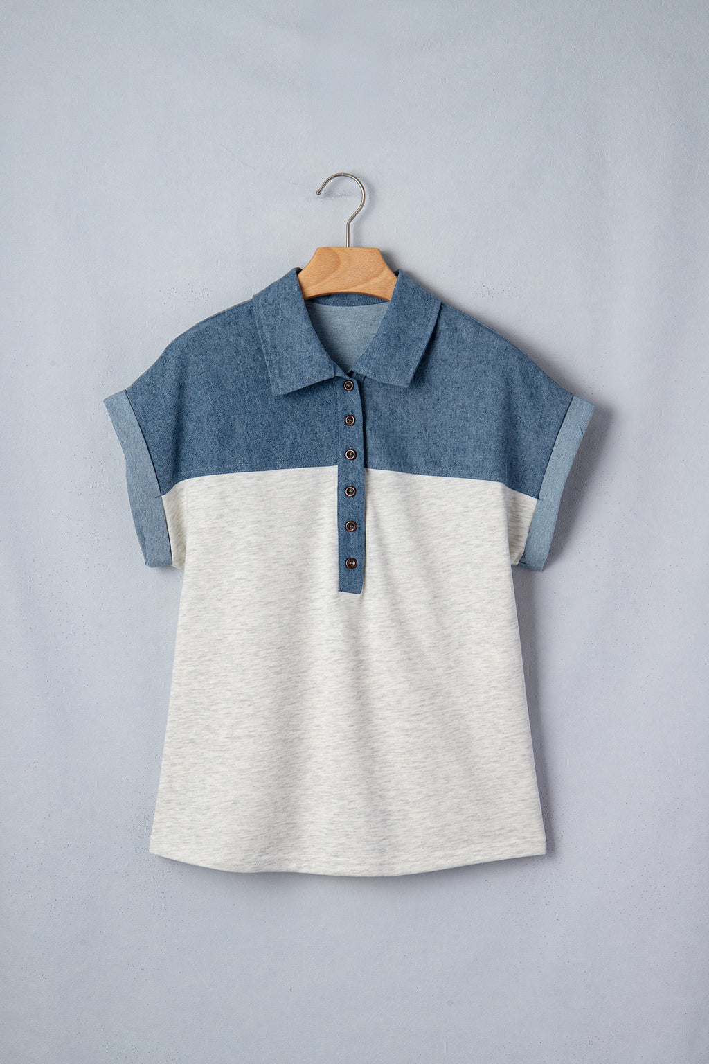 Polo en denim patchwork bicolore pour femme, col boutonné, bleu en haut et gris clair en bas