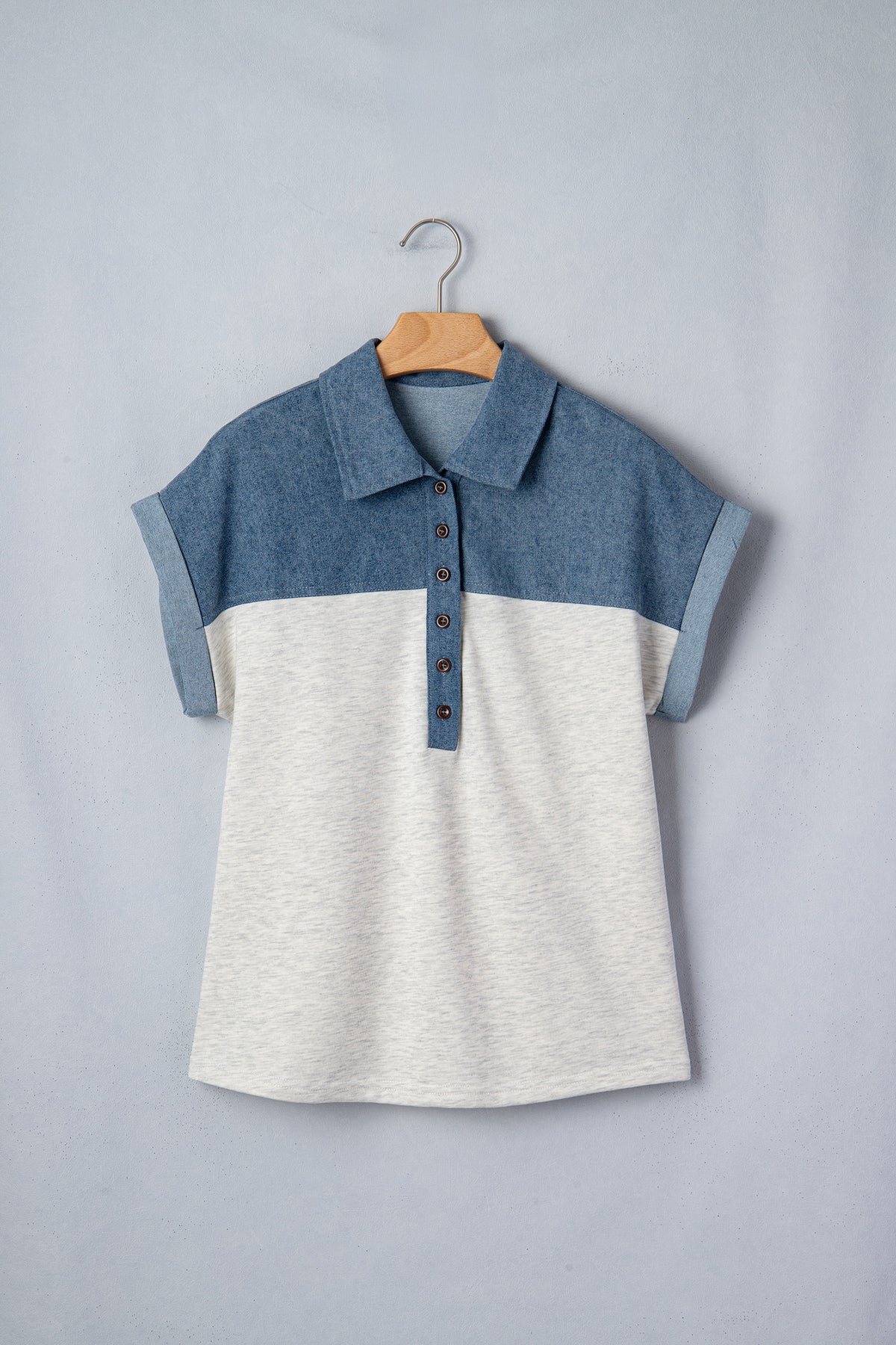 Polo en denim patchwork bicolore pour femme, col boutonné, bleu en haut et gris clair en bas