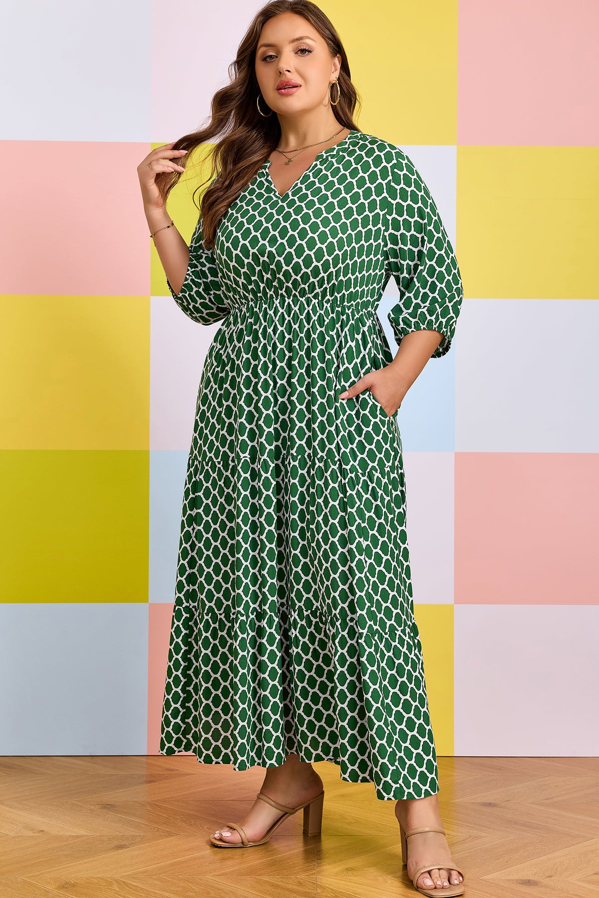 Robe maxi verte à motif géométrique, encolure en V, ourlet évasé.