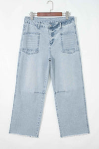 Jean droit taille haute bleu clair, pli au centre, poches plaquées et ourlet effiloché