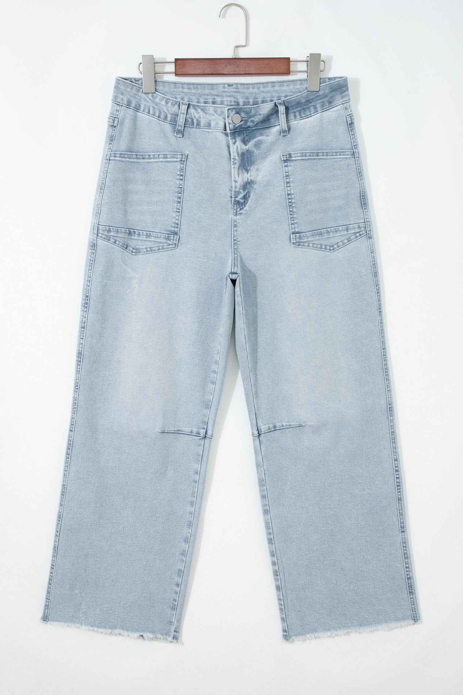 Jean droit taille haute bleu clair, pli au centre, poches plaquées et ourlet effiloché