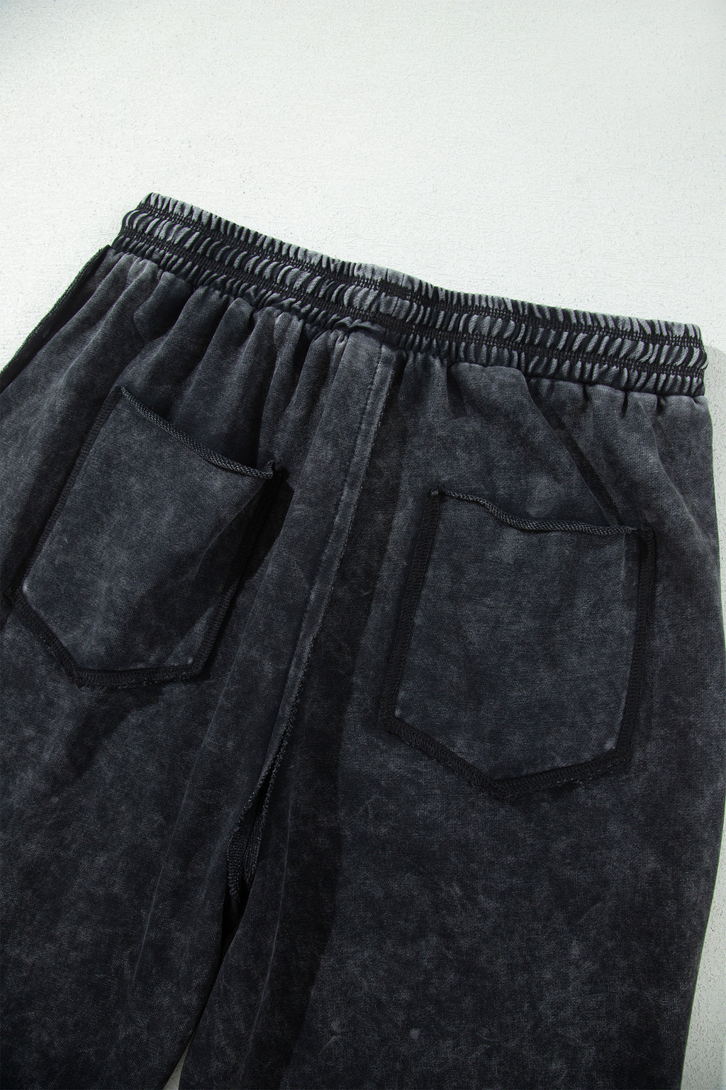Pantalon ample noir délavé minéral, vue rapprochée : taille froncée et poches plaquées