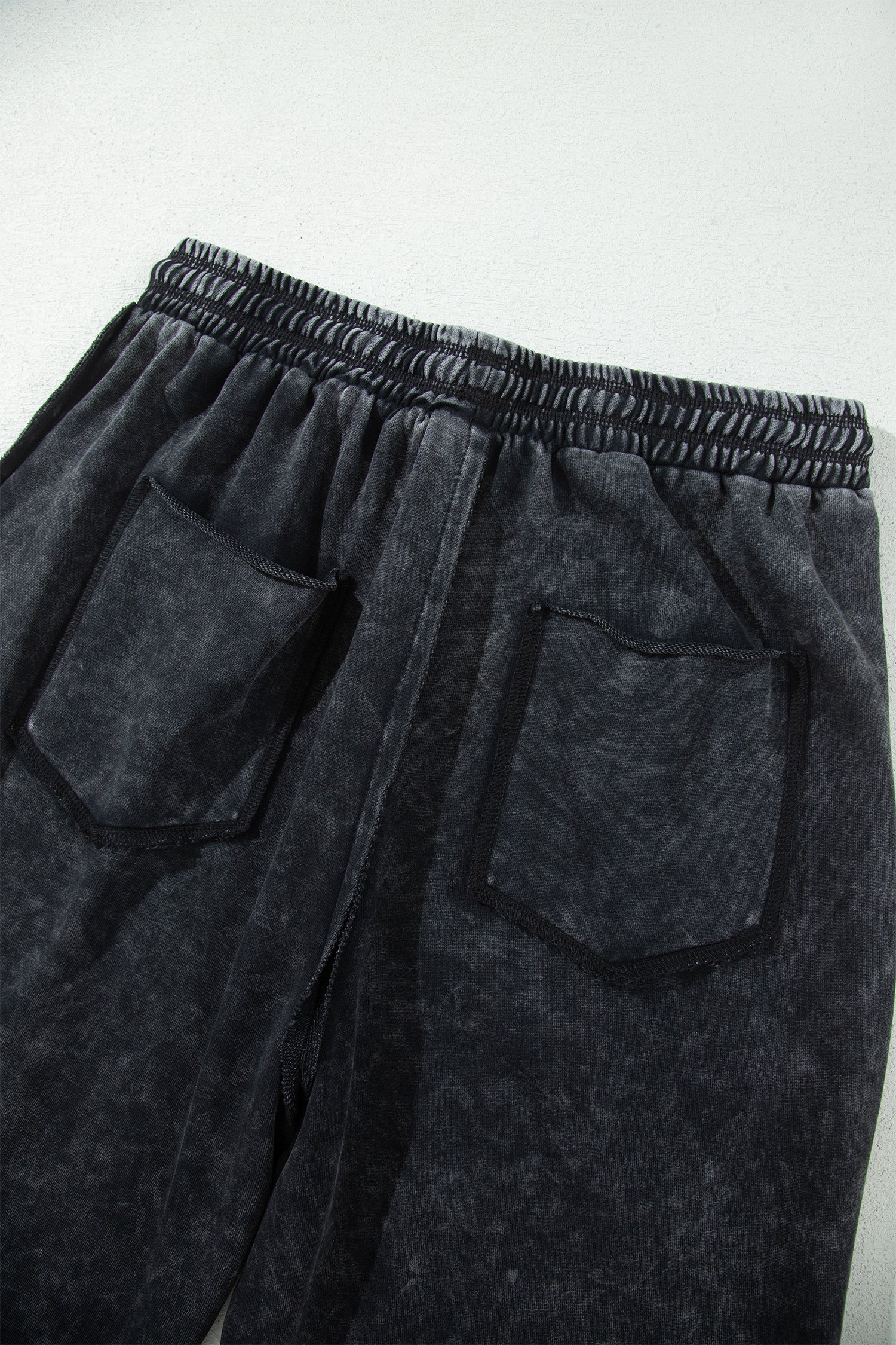 Pantalon ample noir délavé minéral, vue rapprochée : taille froncée et poches plaquées