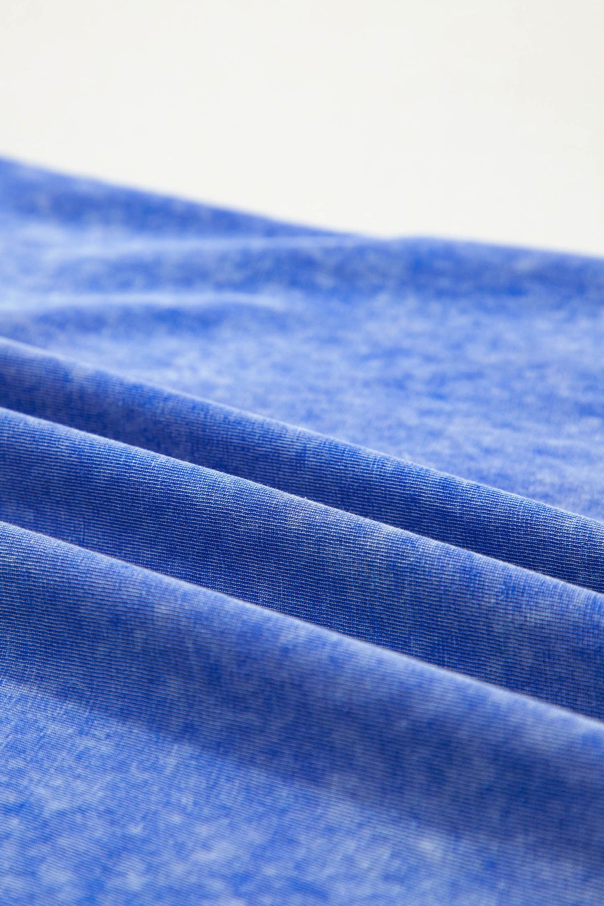 Tissu coton bleu ciel, texture chinée du t-shirt