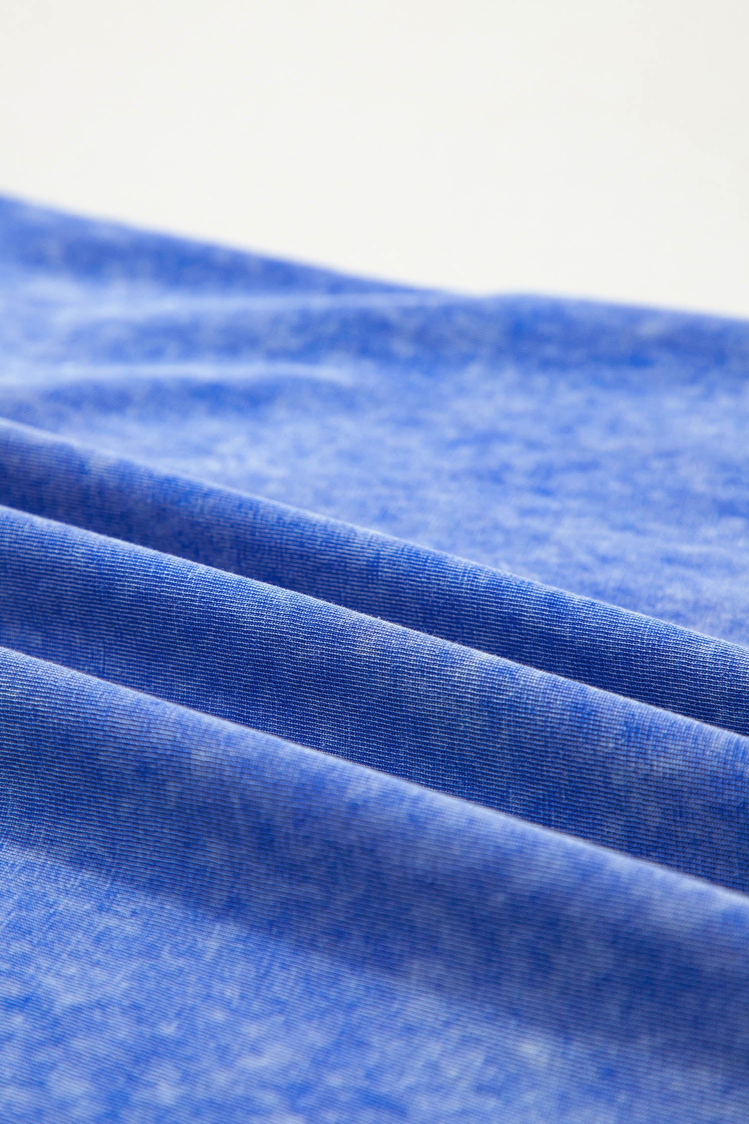 Tissu coton bleu ciel, texture chinée du t-shirt