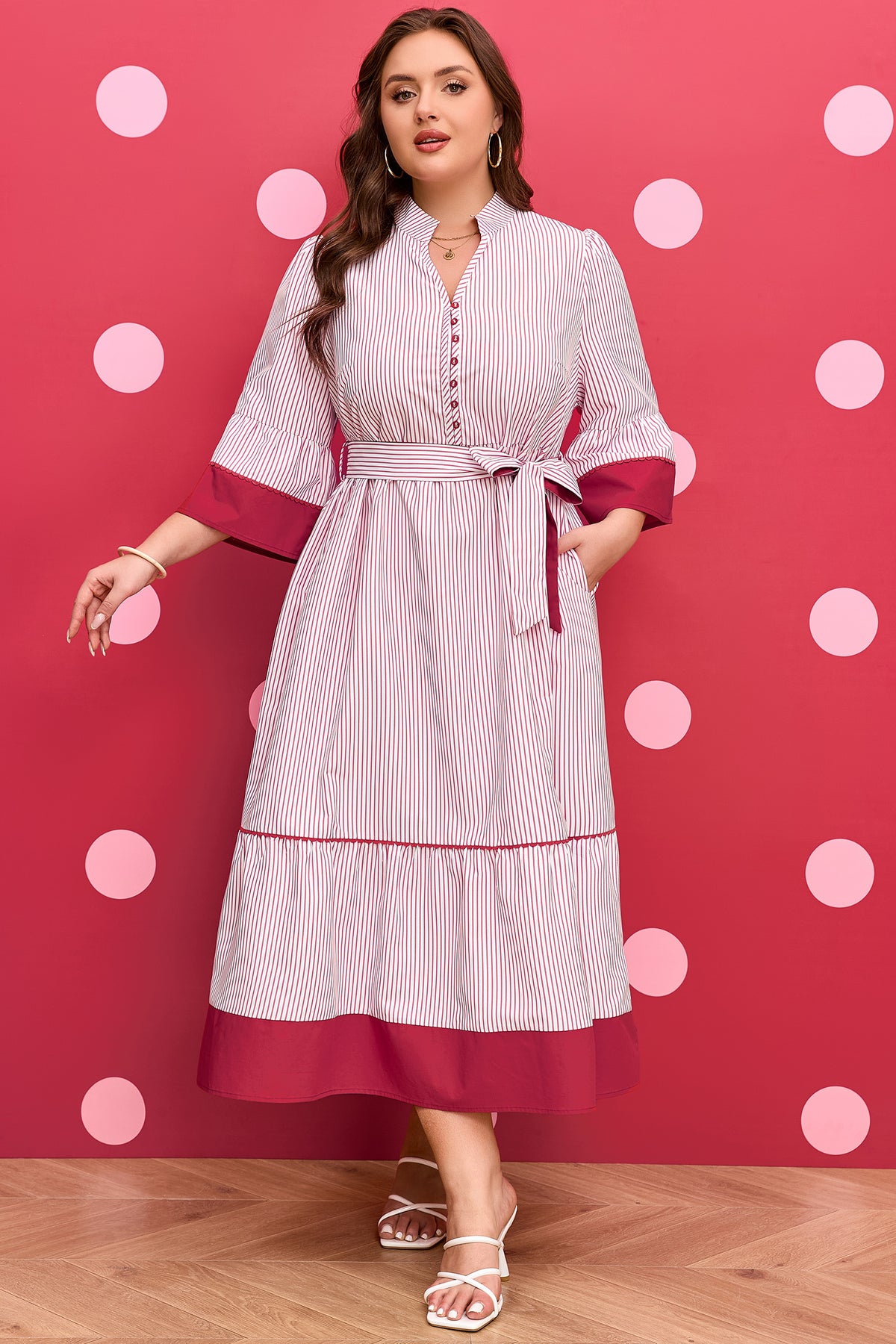 Robe maxi rayée, ceinture nouée, manches trois-quarts boutonnées, ourlet à volants