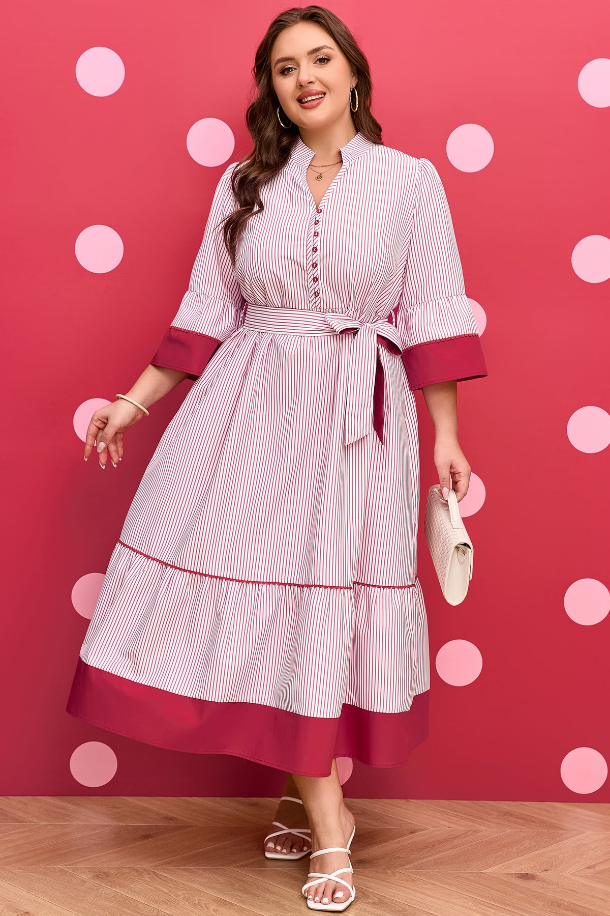 Robe maxi rayée avec ceinture nouée, volants en bas, manches trois-quarts