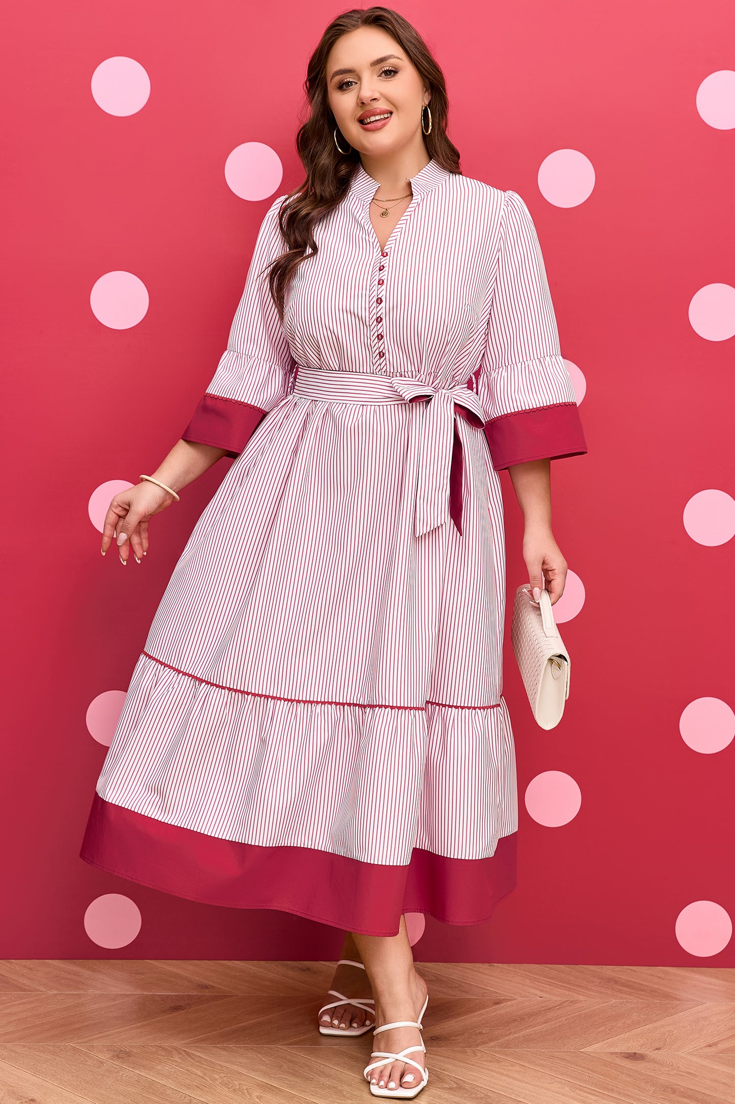 Robe maxi rayée avec ceinture nouée, volants en bas, manches trois-quarts